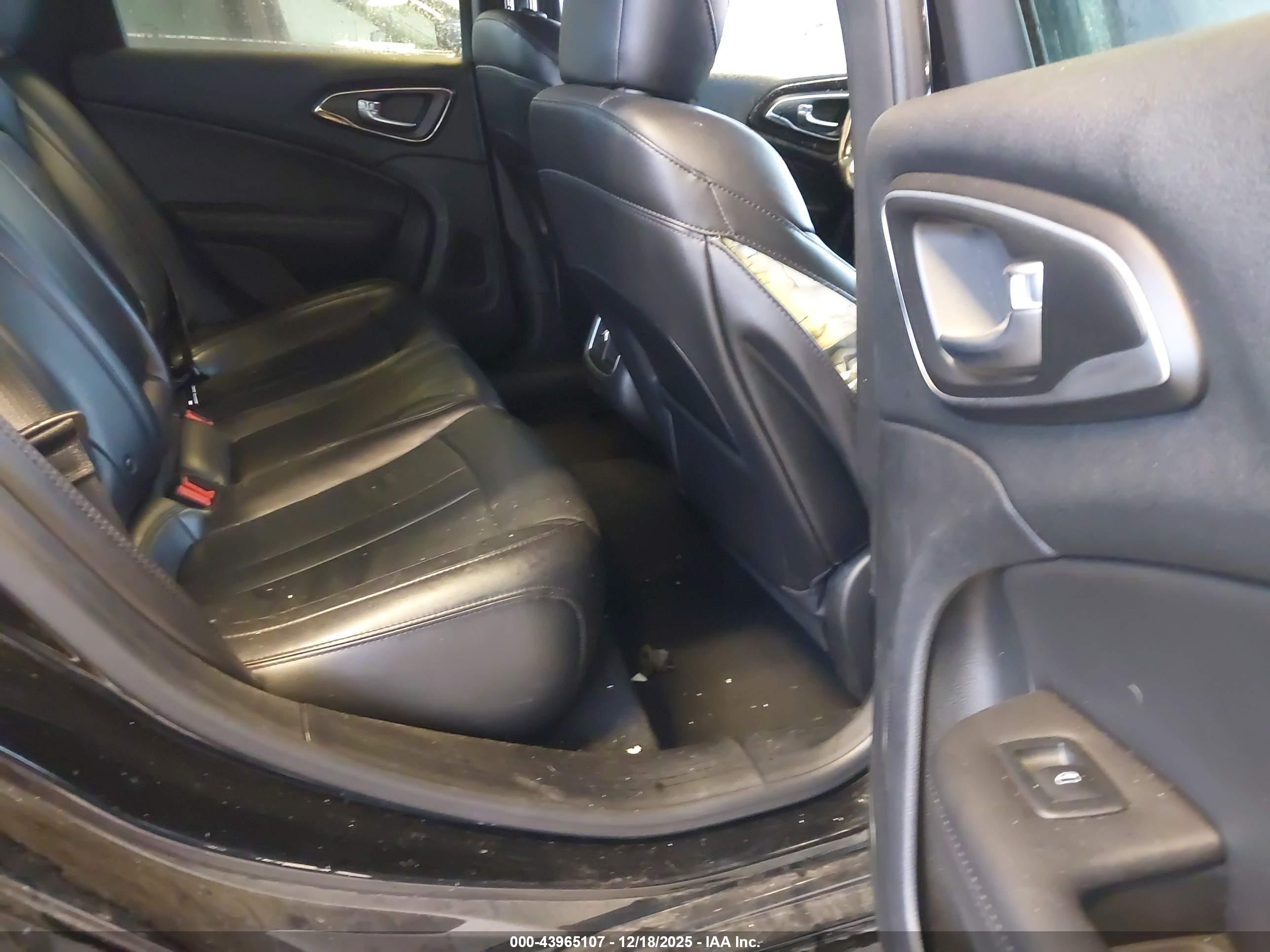 CHRYSLER 200 image 8