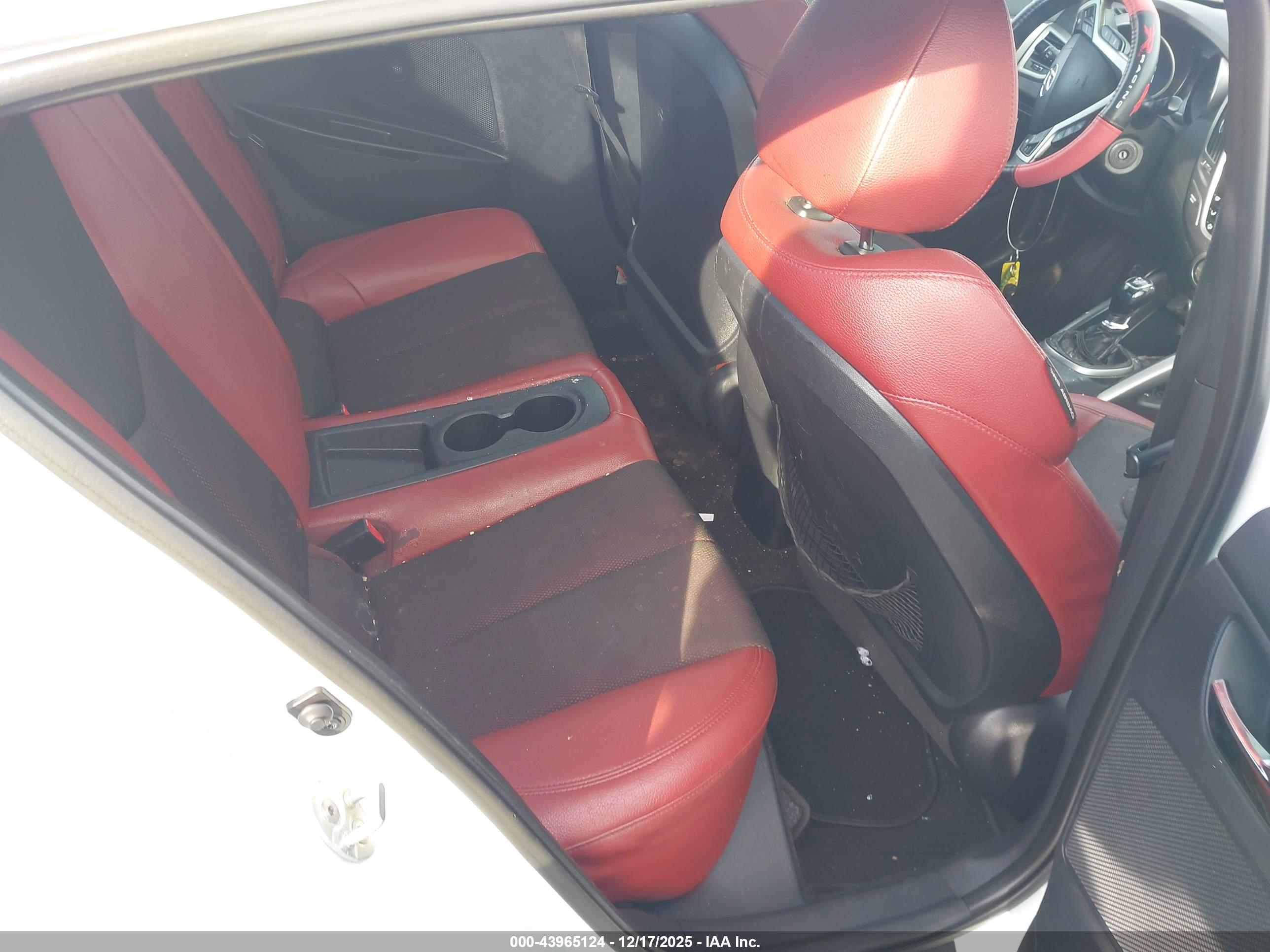 HYUNDAI VELOSTER image 8