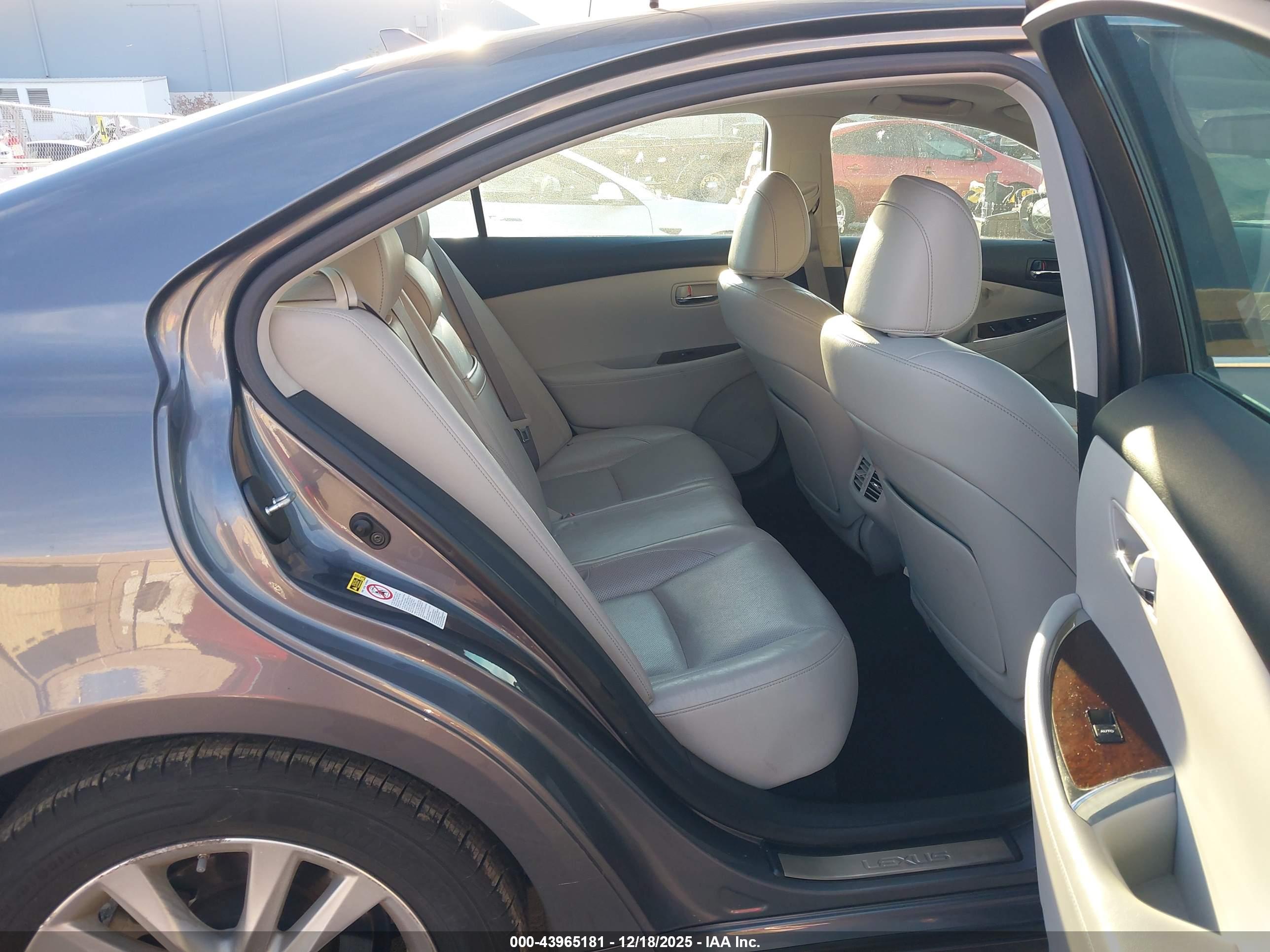 LEXUS ES image 8