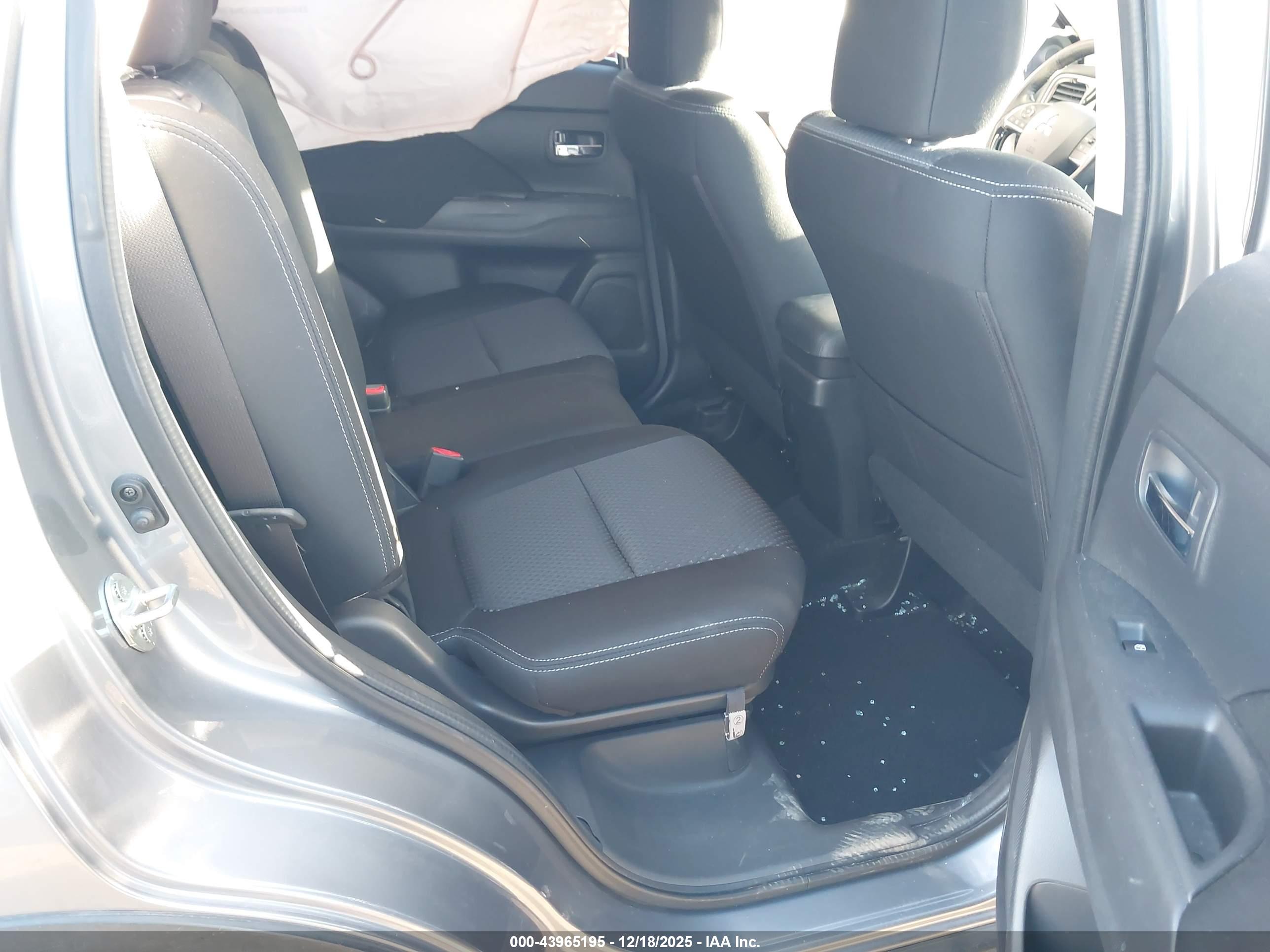 MITSUBISHI OUTLANDER image 8