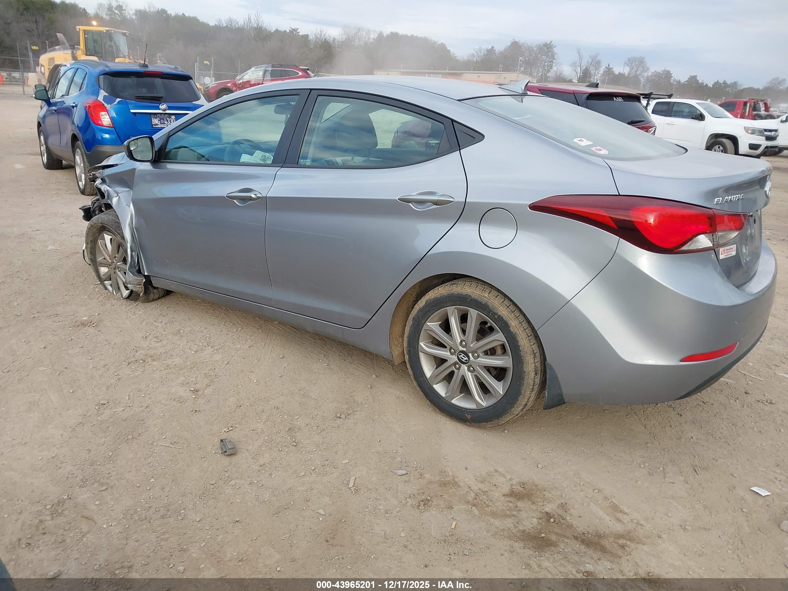 HYUNDAI ELANTRA image 3