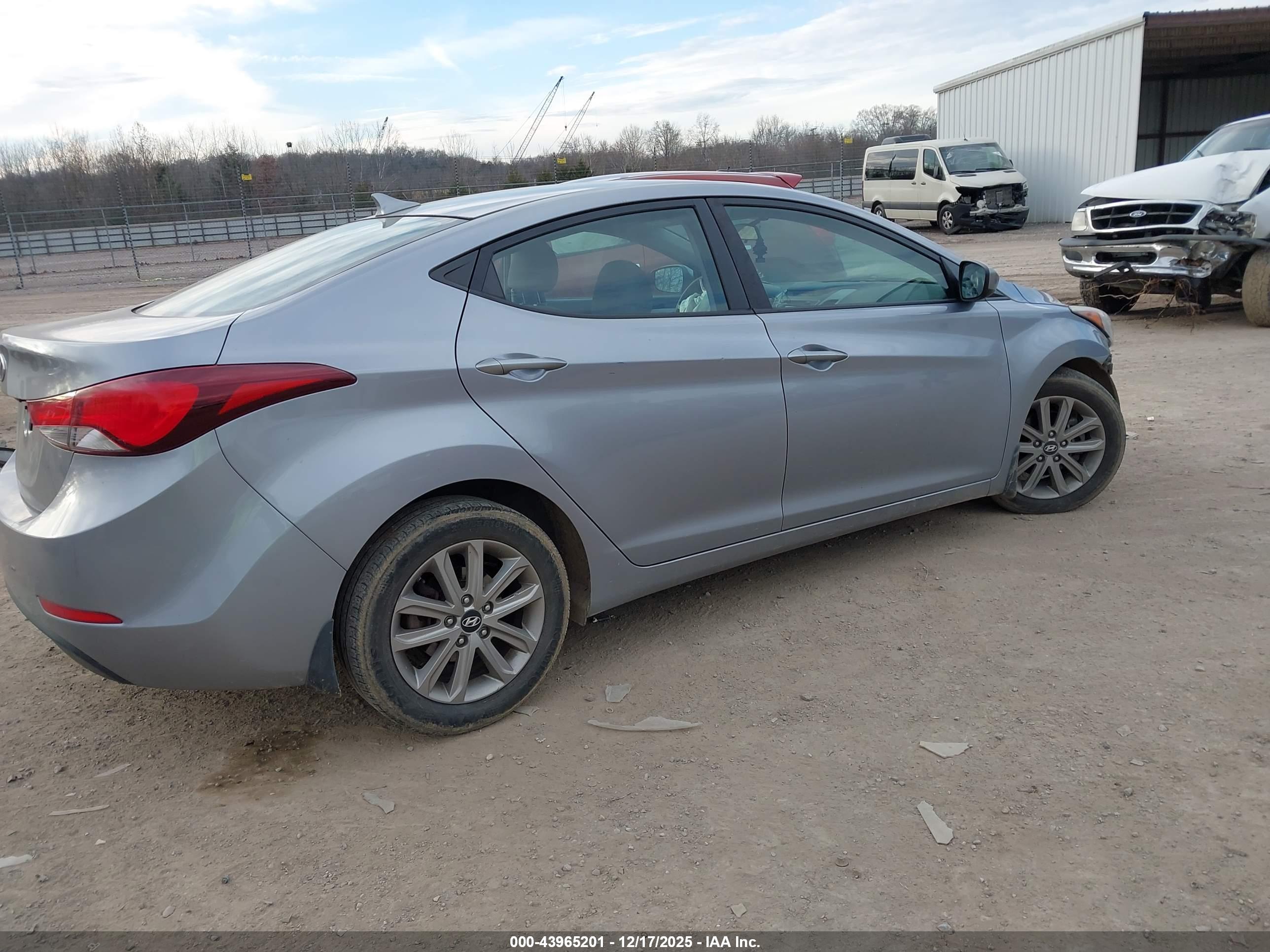 HYUNDAI ELANTRA image 4