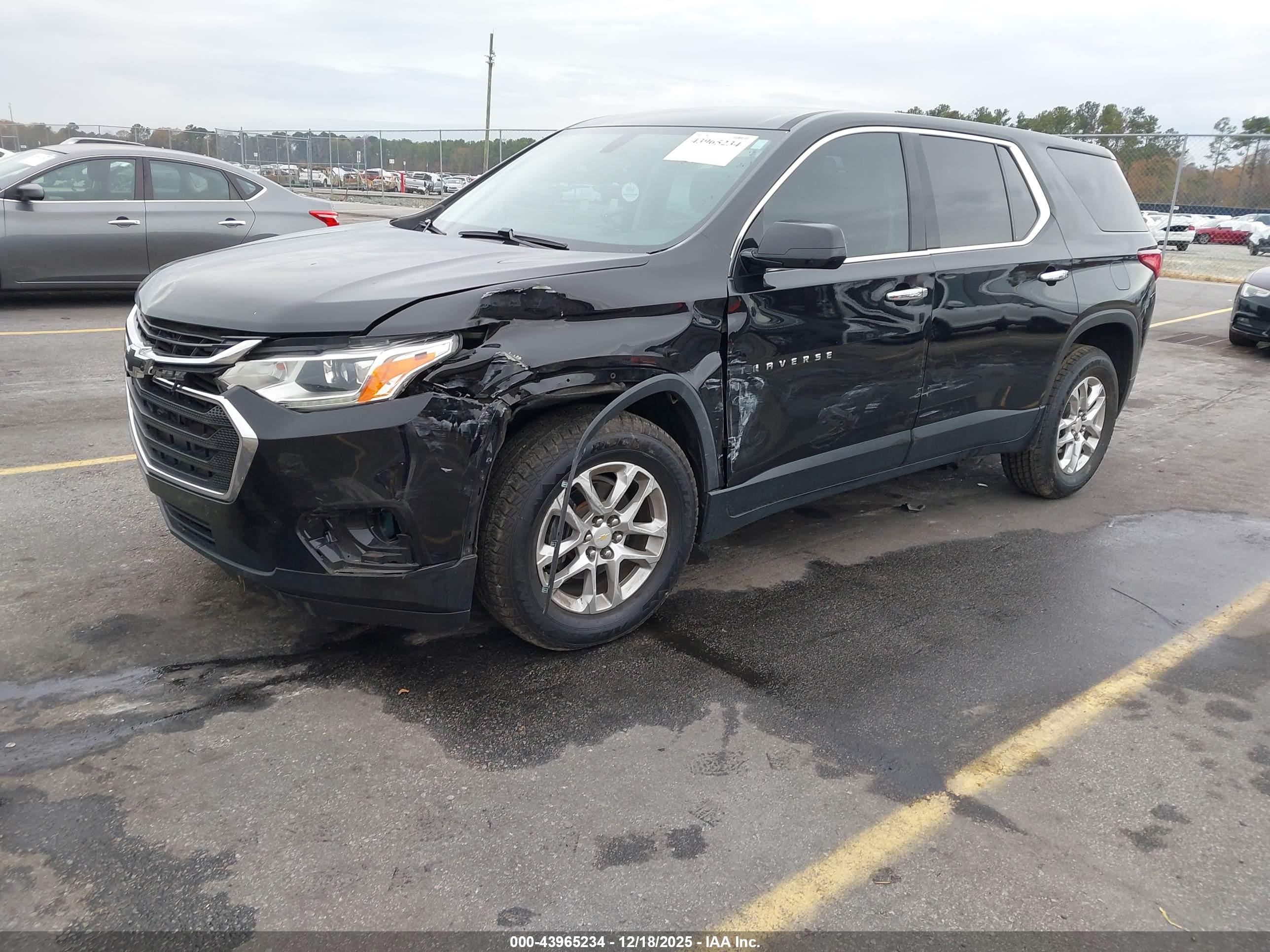 CHEVROLET TRAVERSE image 2