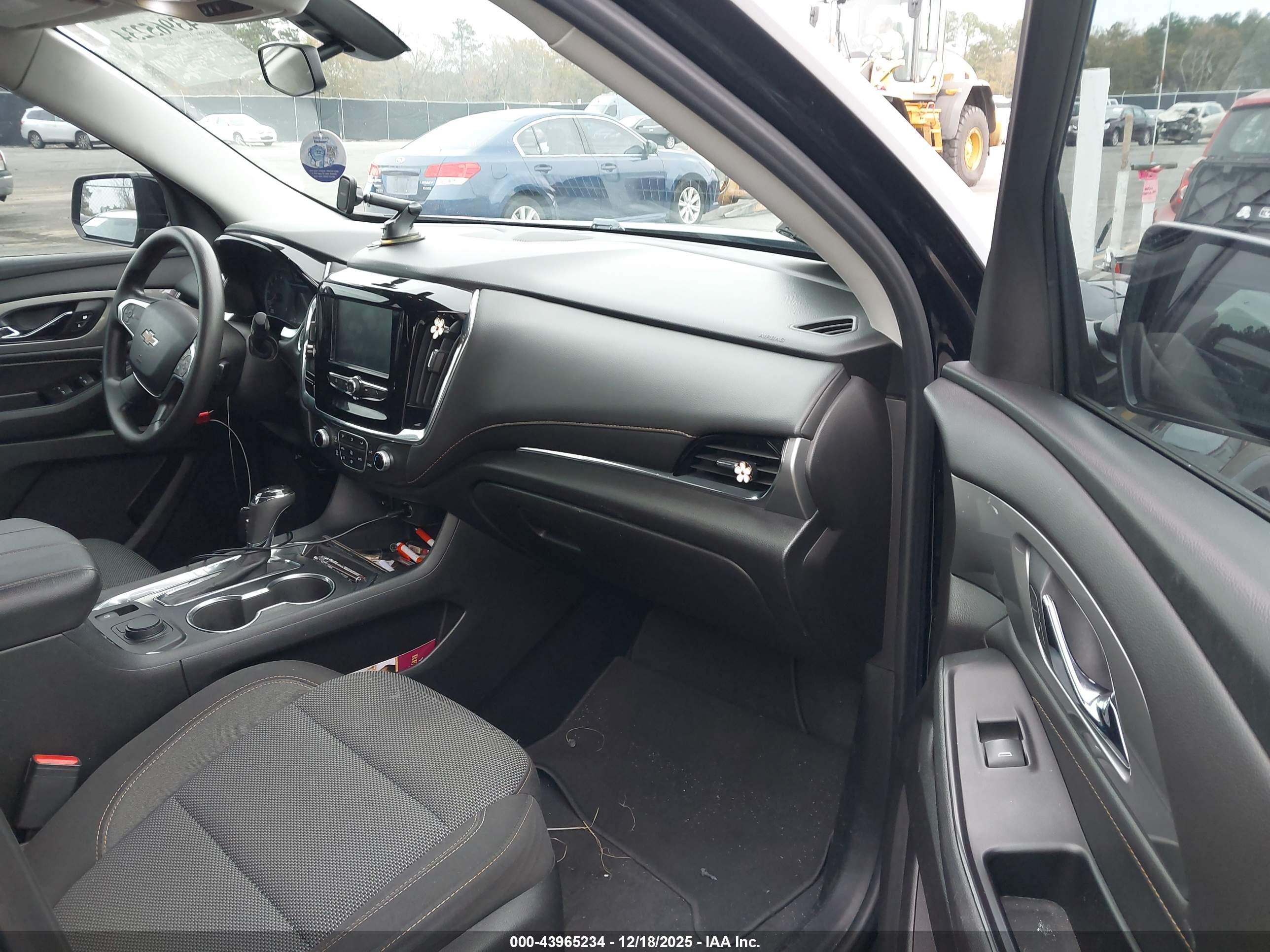 CHEVROLET TRAVERSE image 5