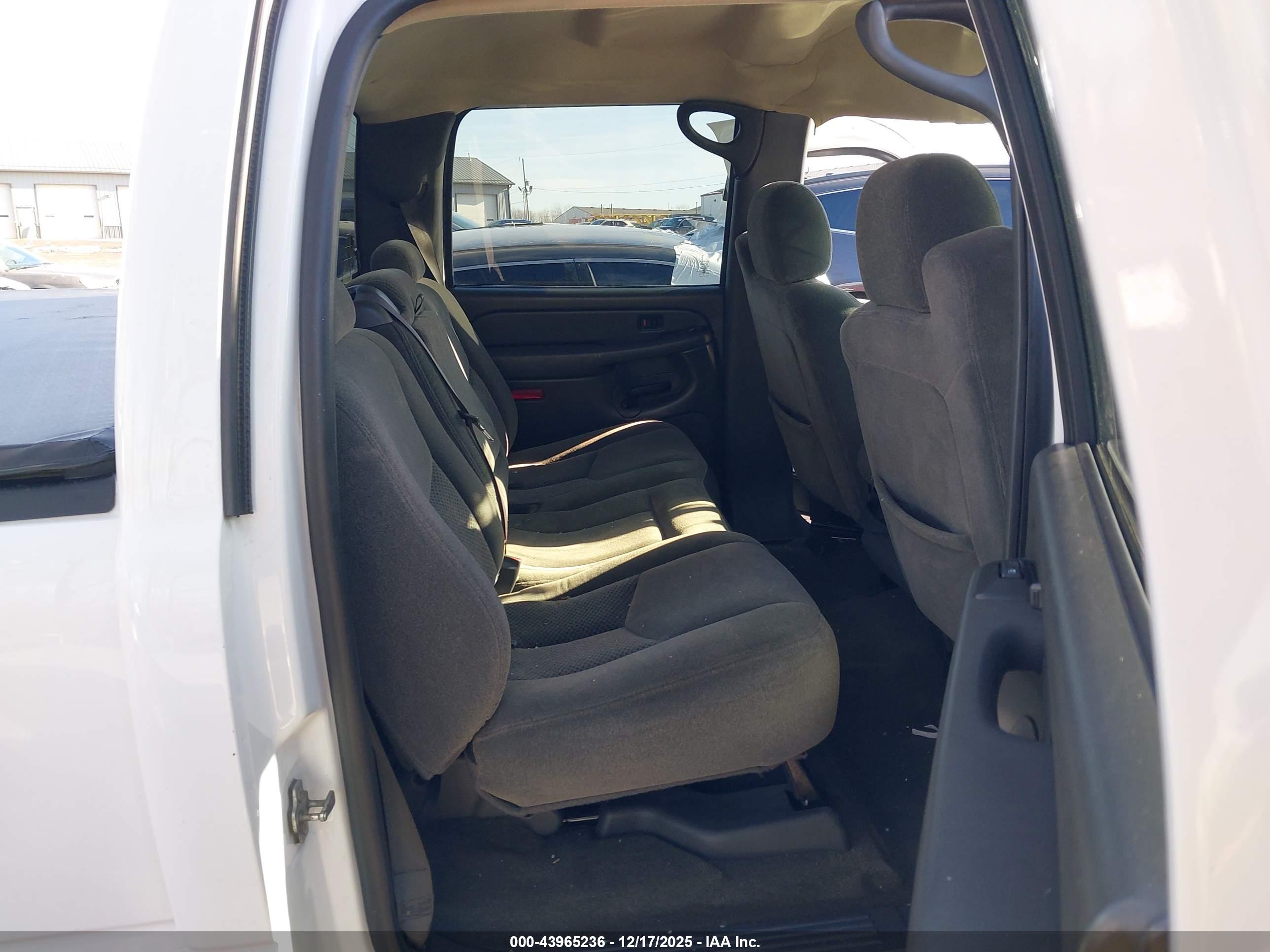 CHEVROLET SILVERADO image 8