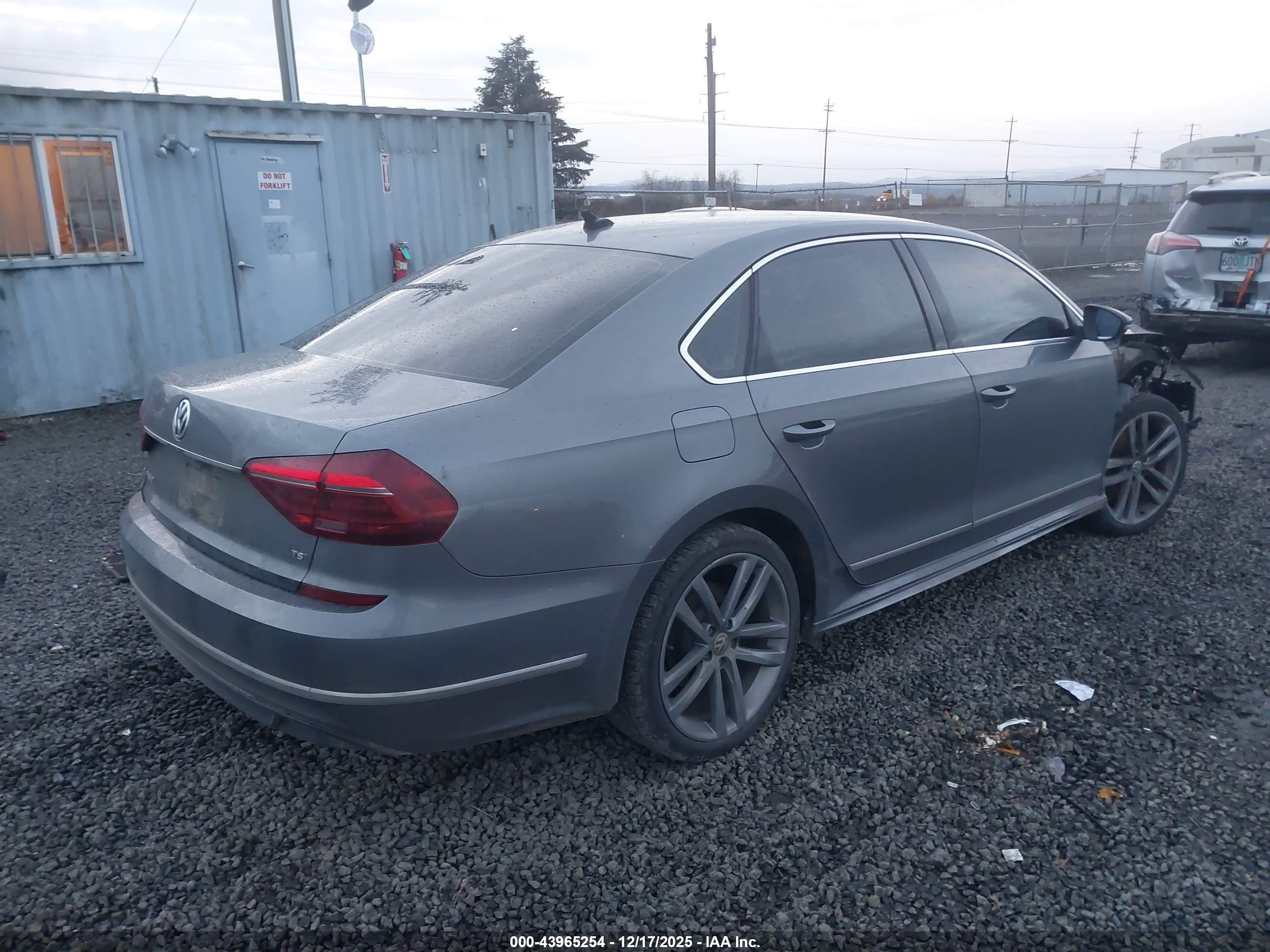 VOLKSWAGEN PASSAT image 4