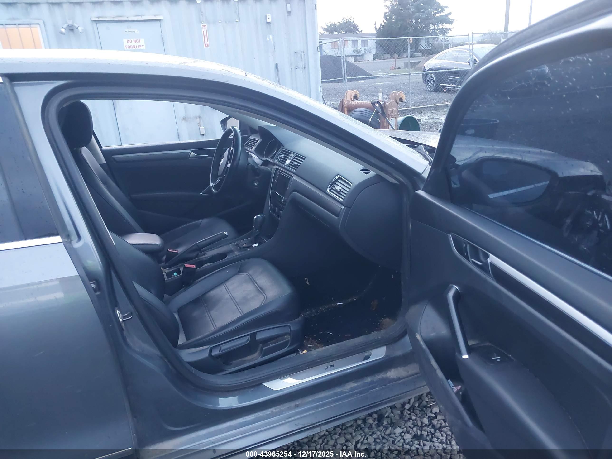 VOLKSWAGEN PASSAT image 5
