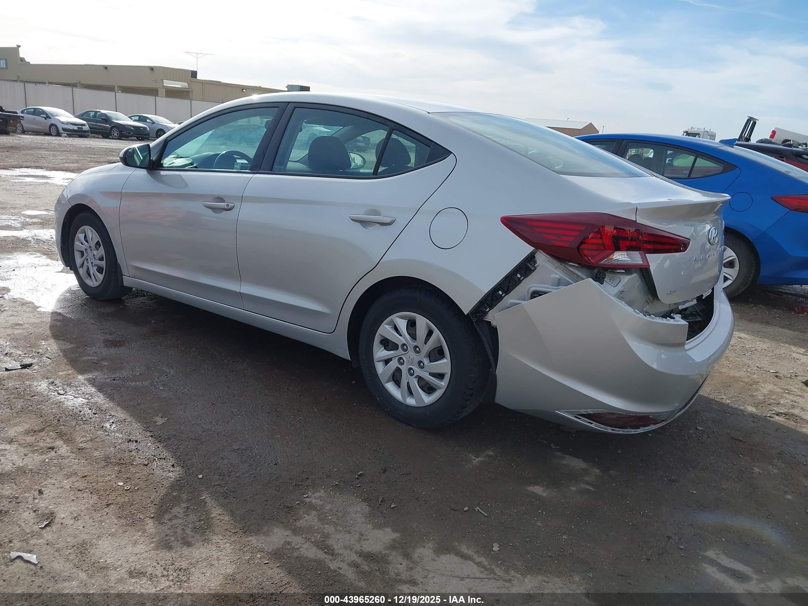 HYUNDAI ELANTRA image 3