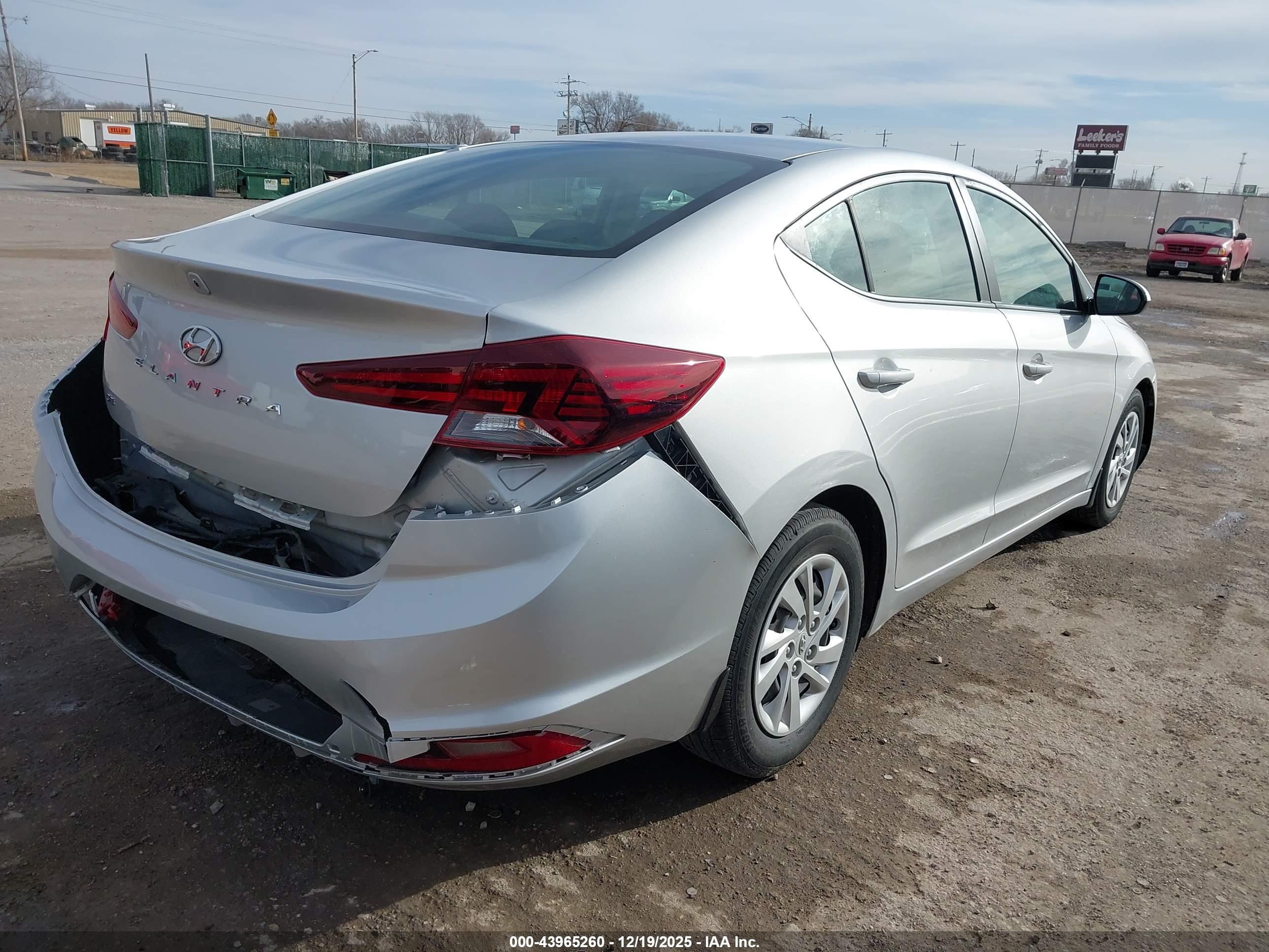 HYUNDAI ELANTRA image 4