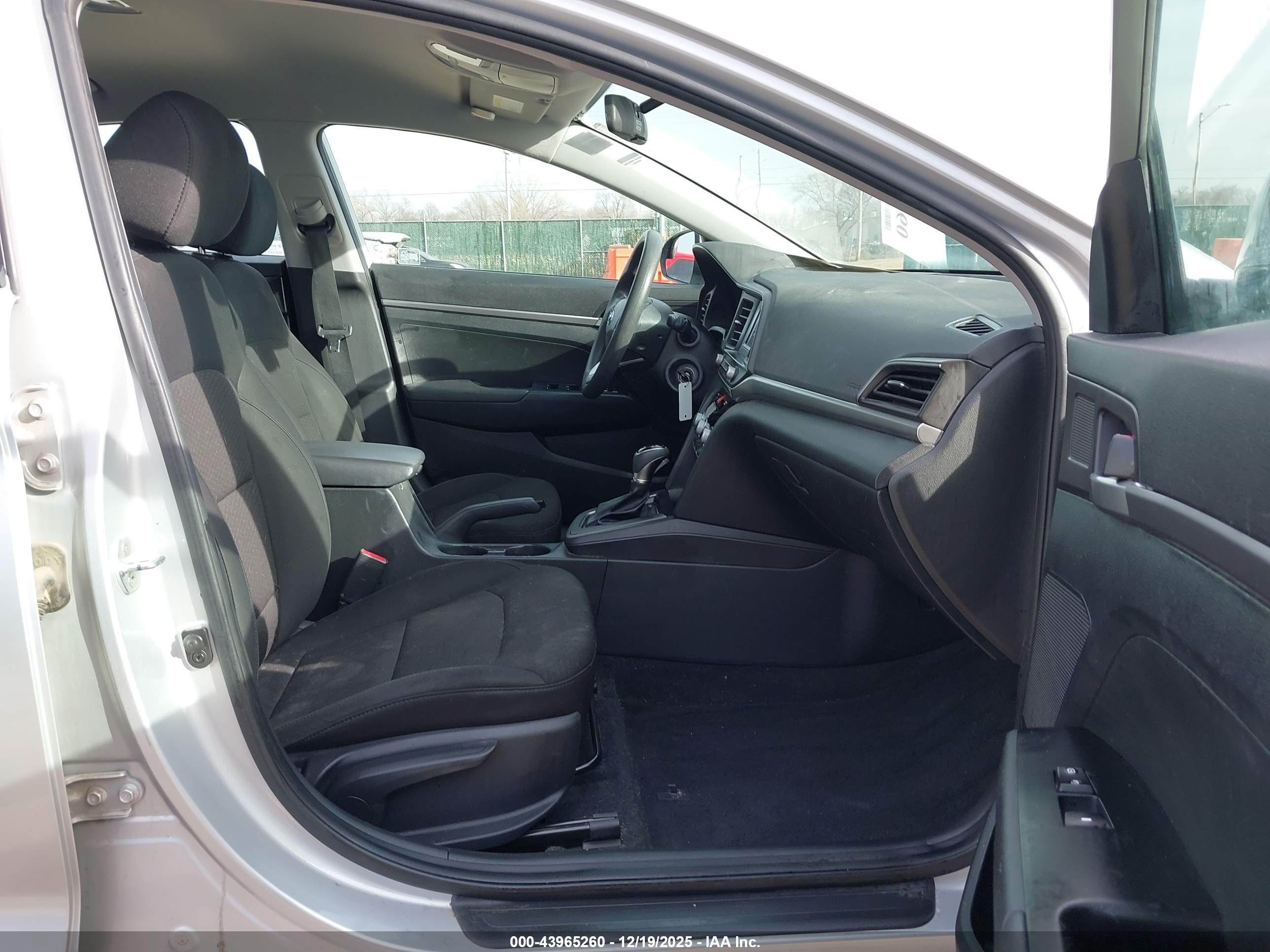 HYUNDAI ELANTRA image 5