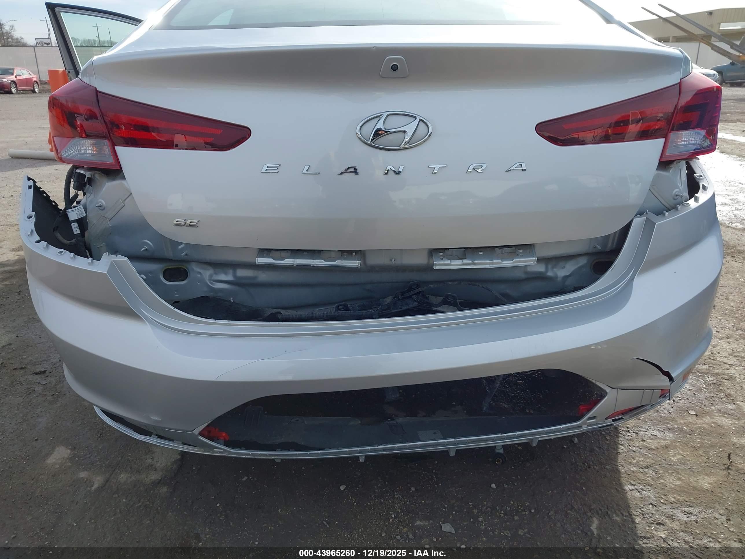 HYUNDAI ELANTRA image 6