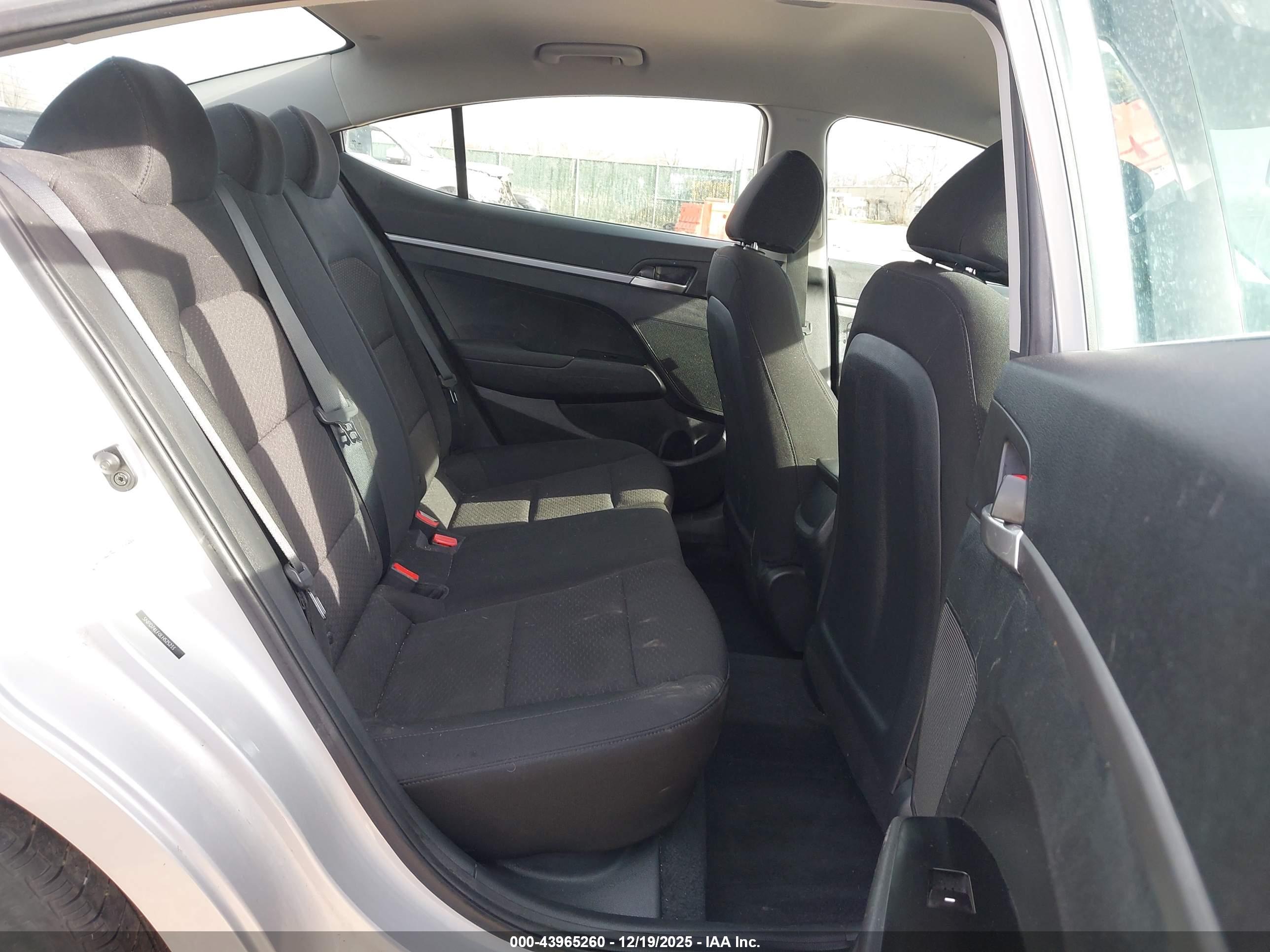 HYUNDAI ELANTRA image 8