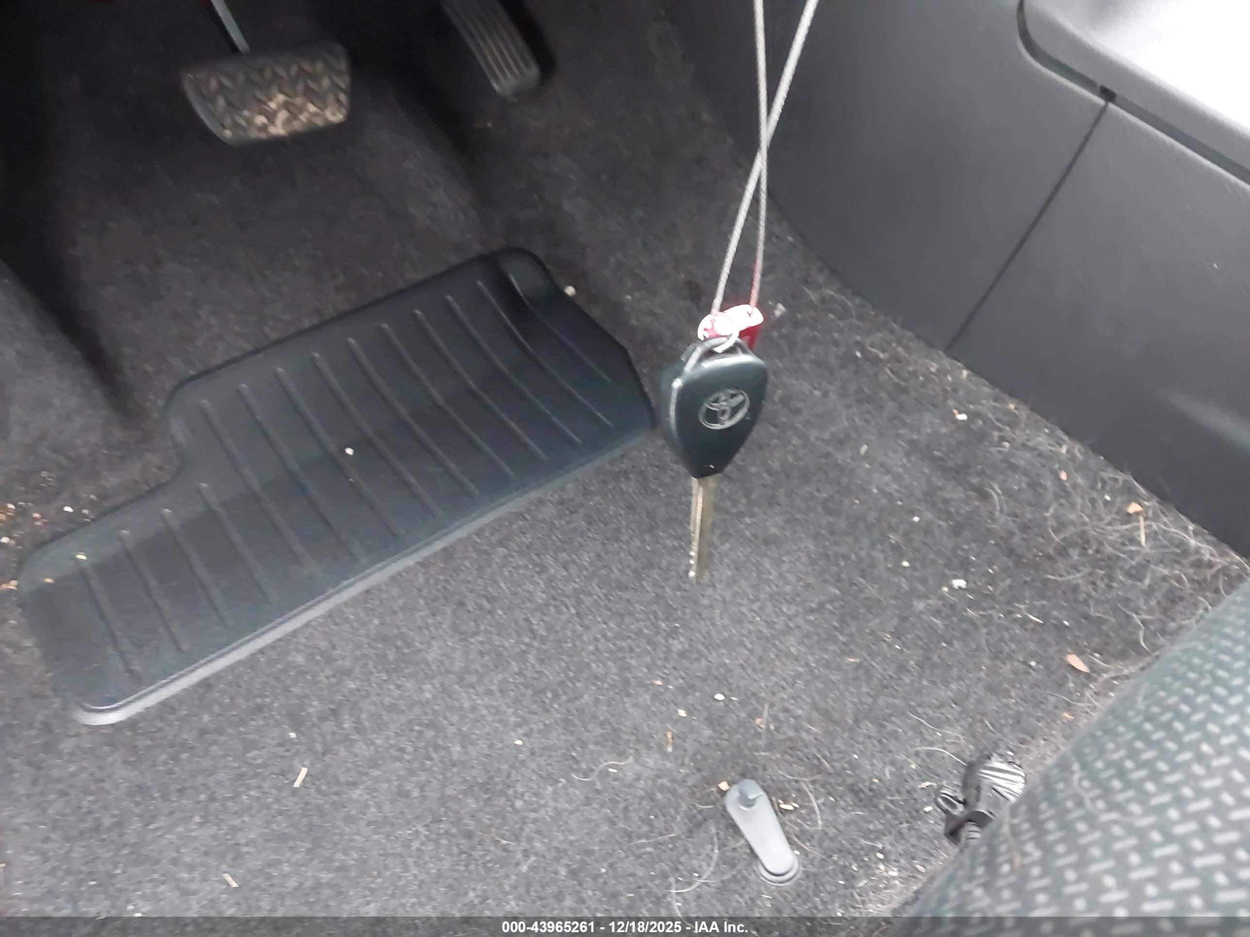 TOYOTA YARIS image 11