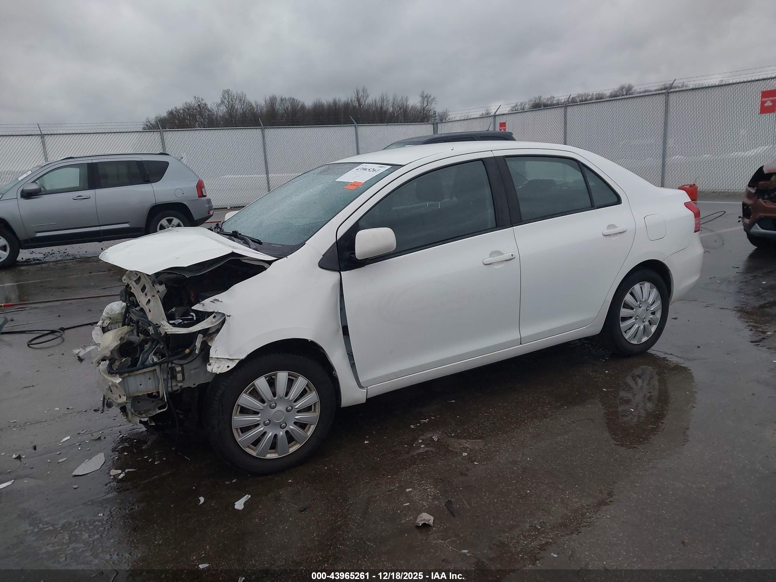 TOYOTA YARIS image 2