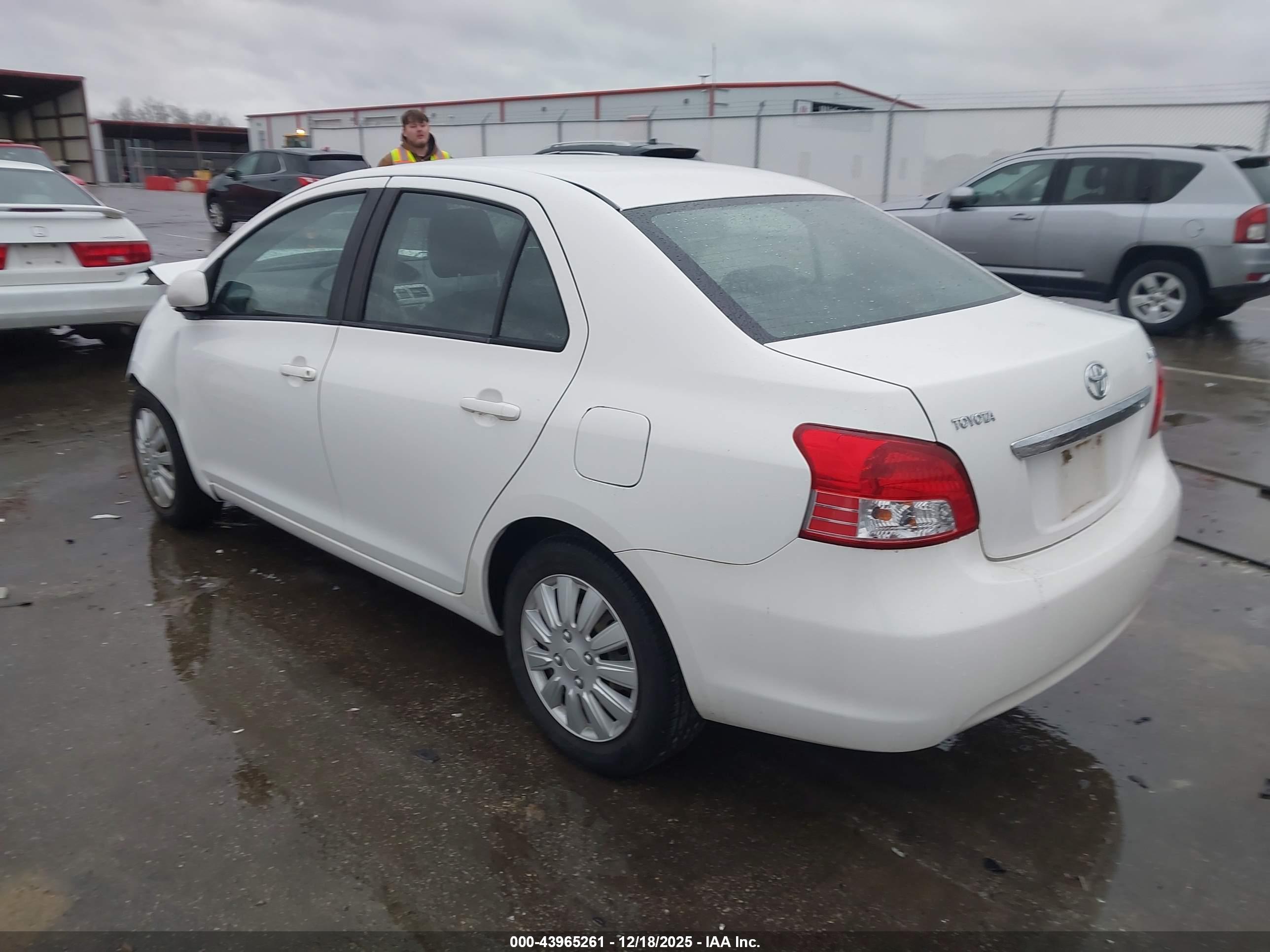 TOYOTA YARIS image 3