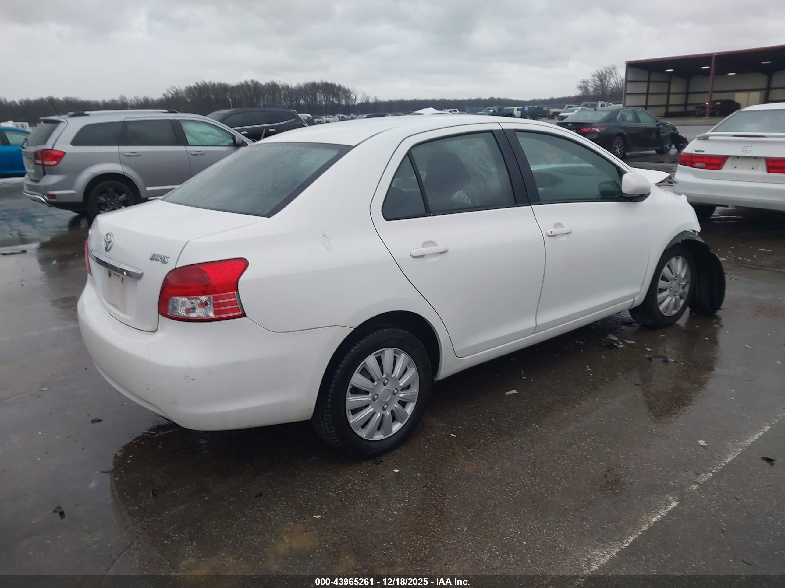 TOYOTA YARIS image 4
