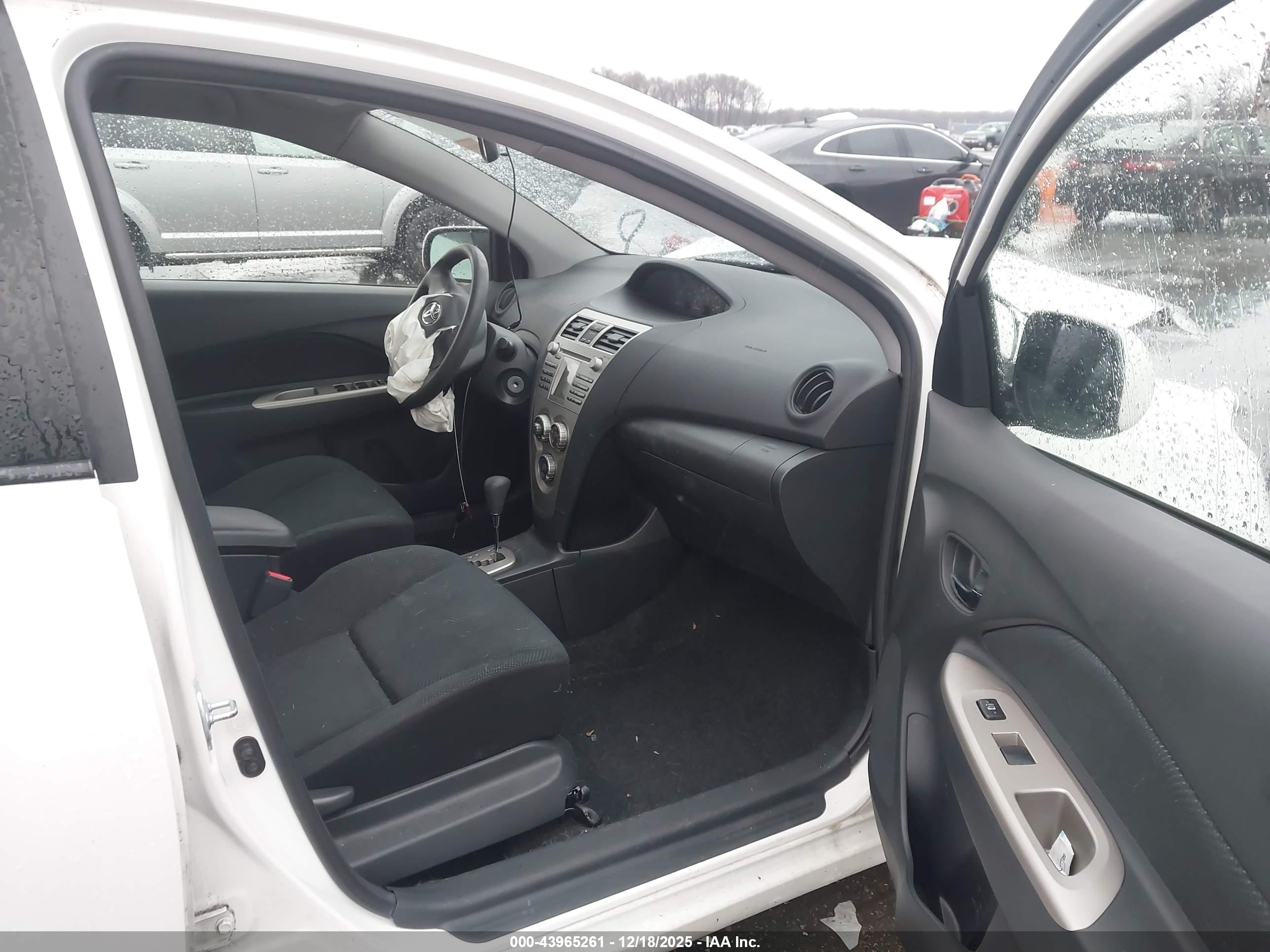 TOYOTA YARIS image 5
