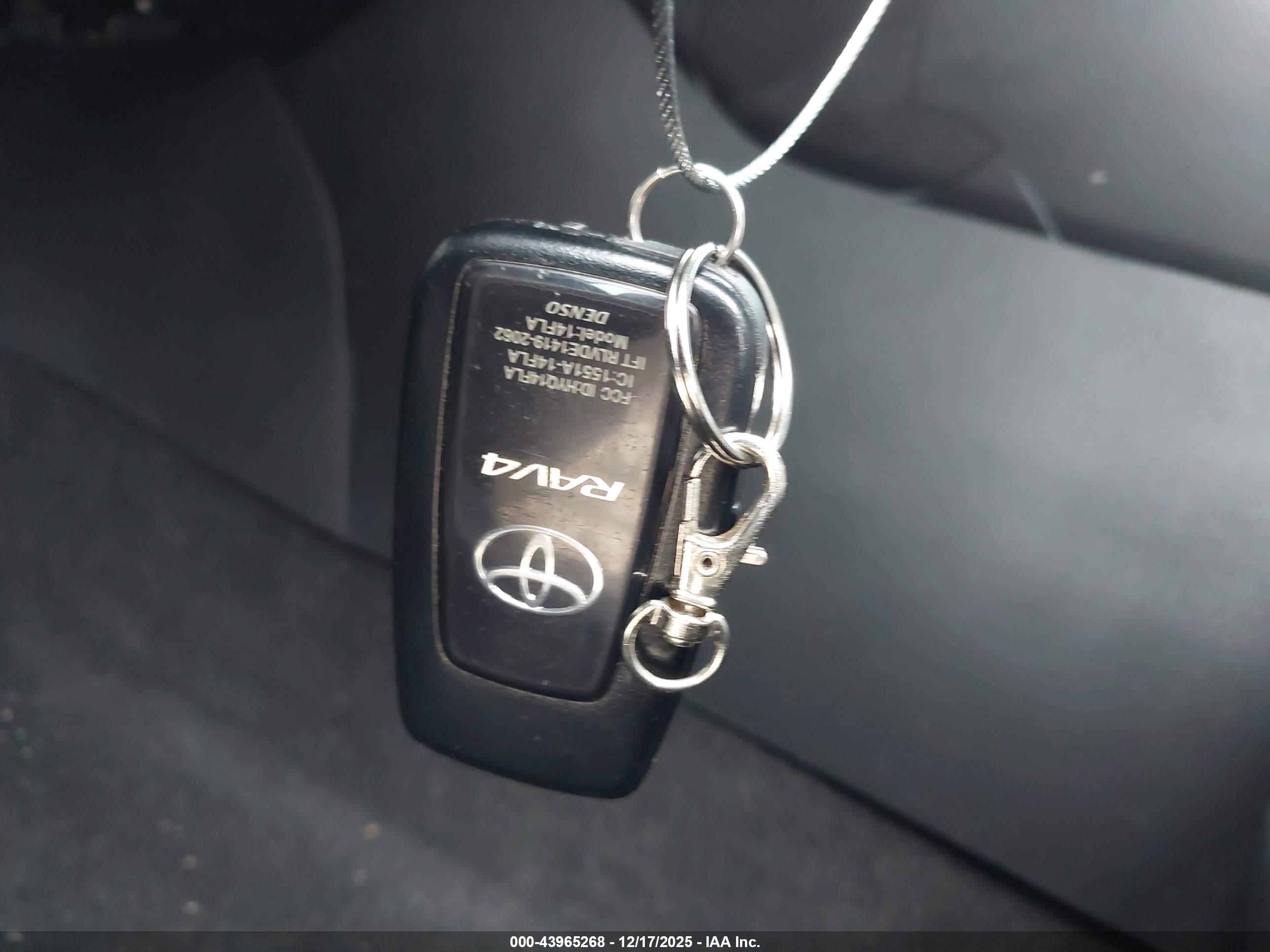 TOYOTA RAV4 image 11
