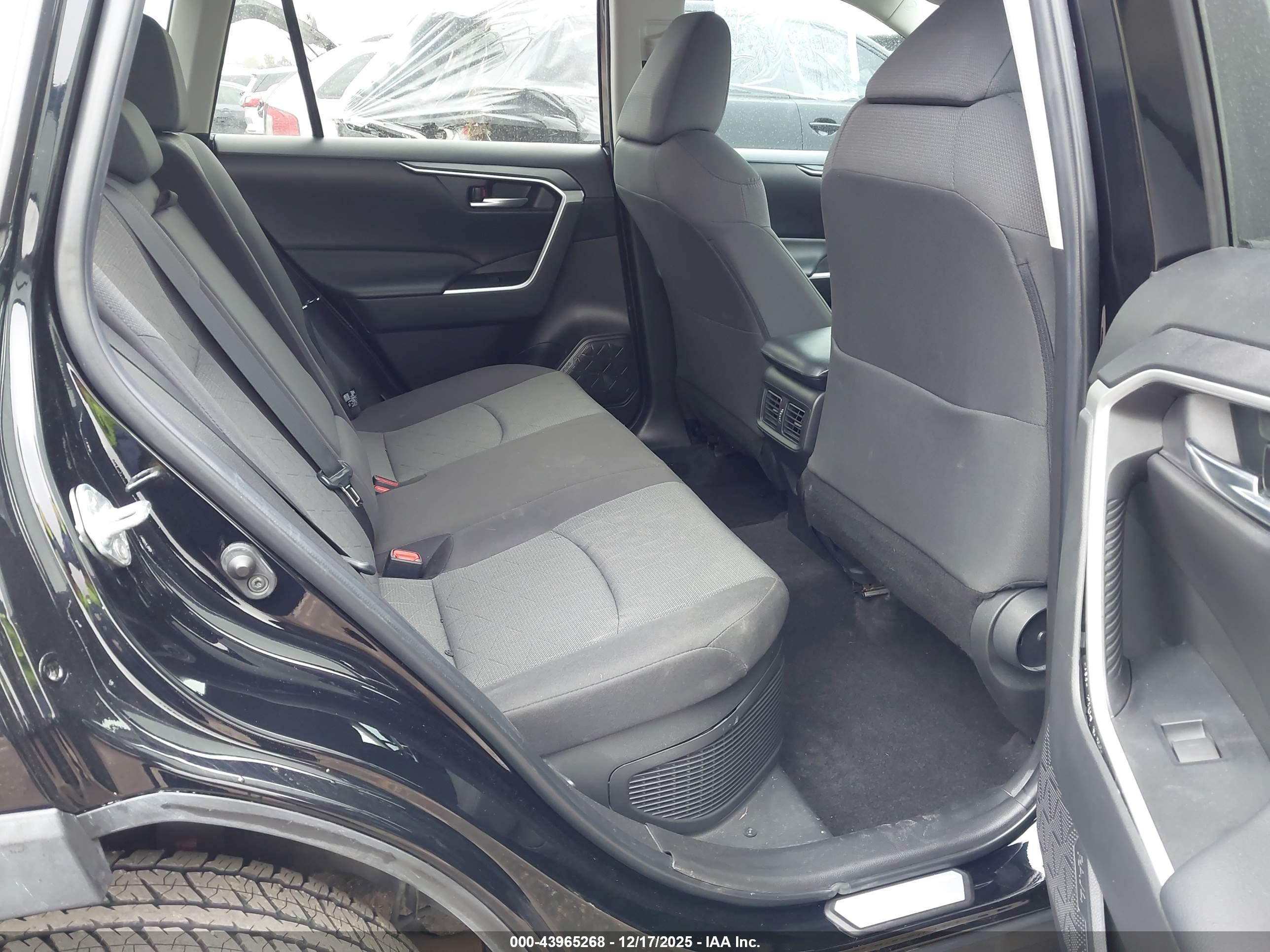 TOYOTA RAV4 image 8