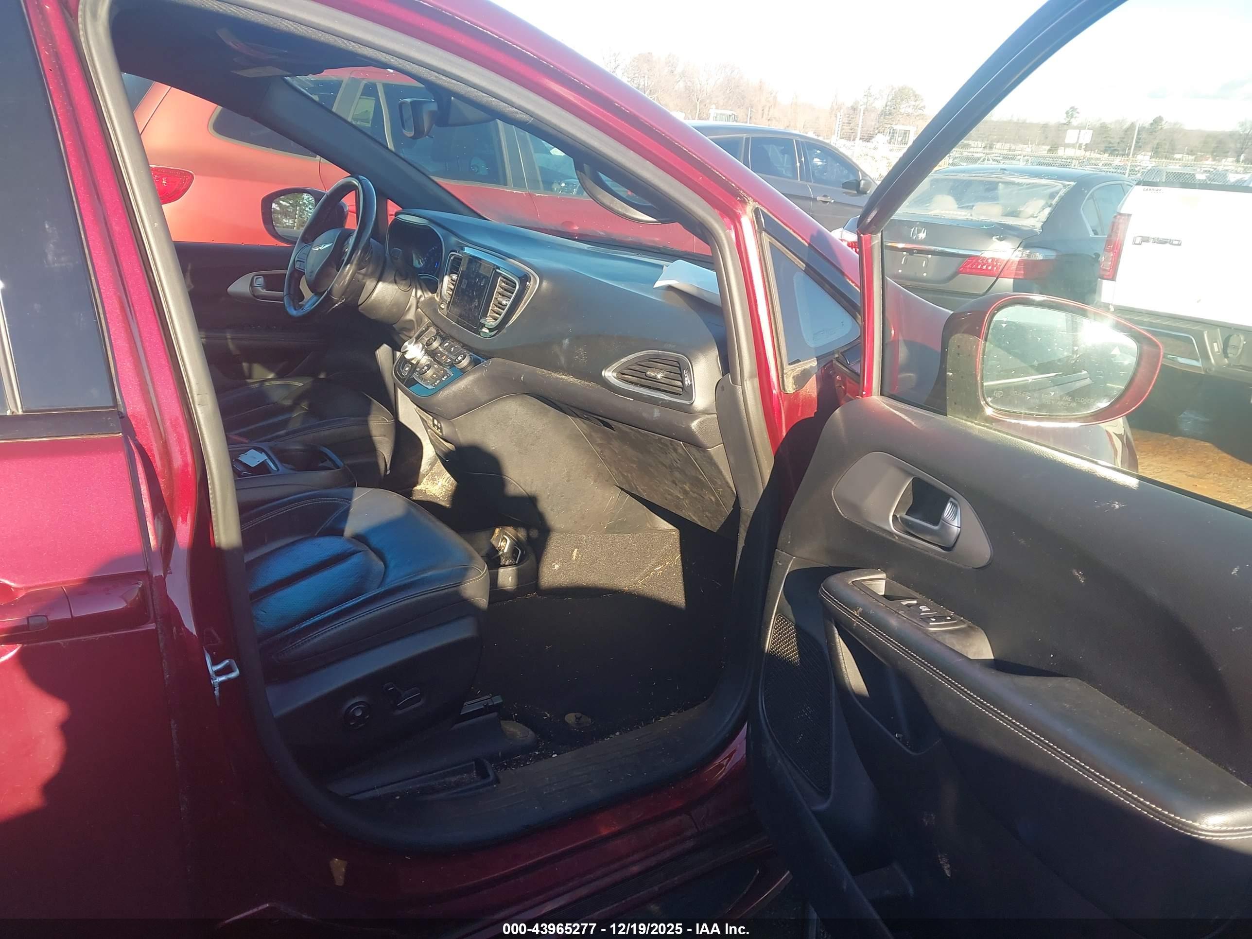 CHRYSLER PACIFICA image 5