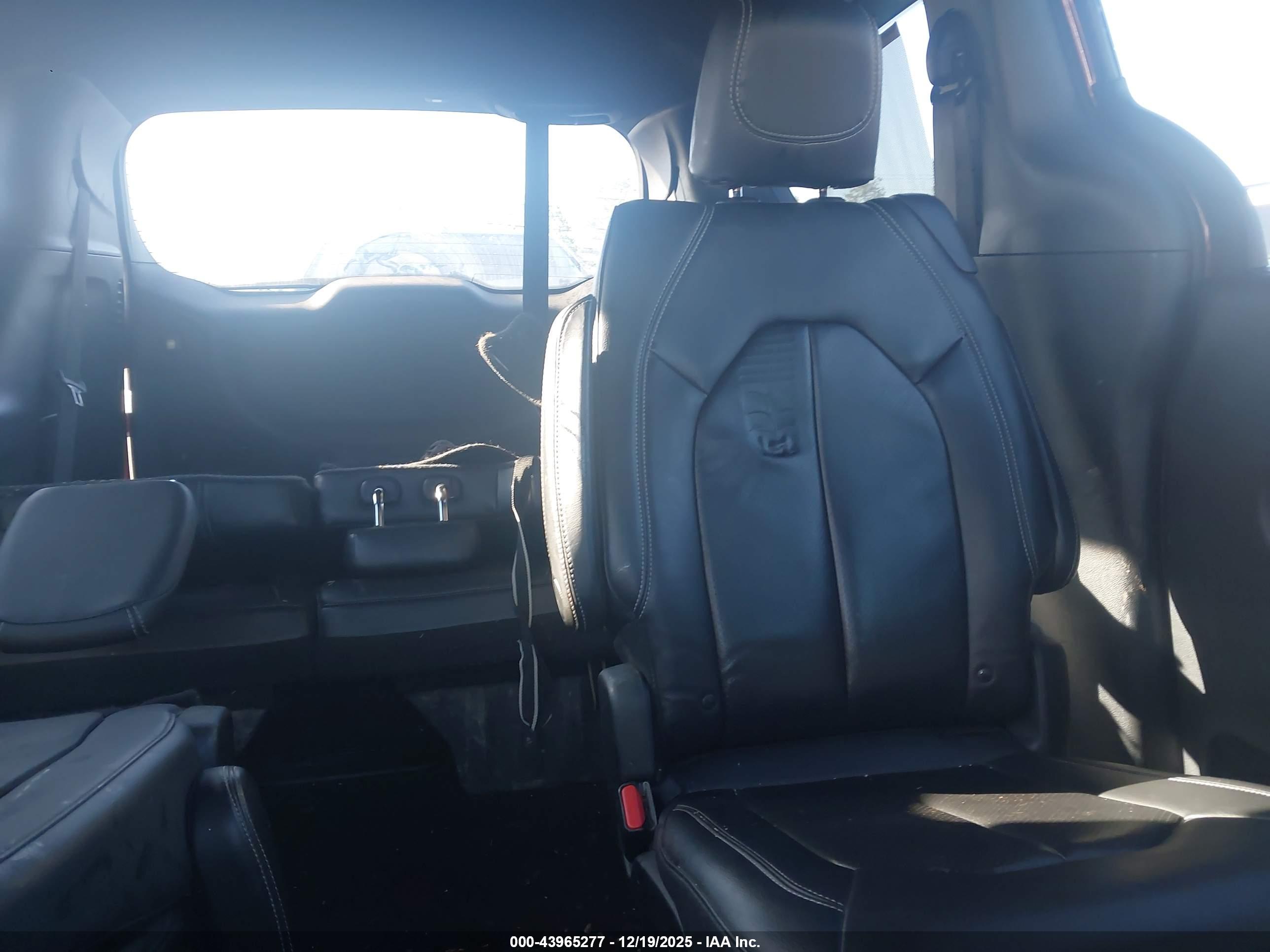 CHRYSLER PACIFICA image 8