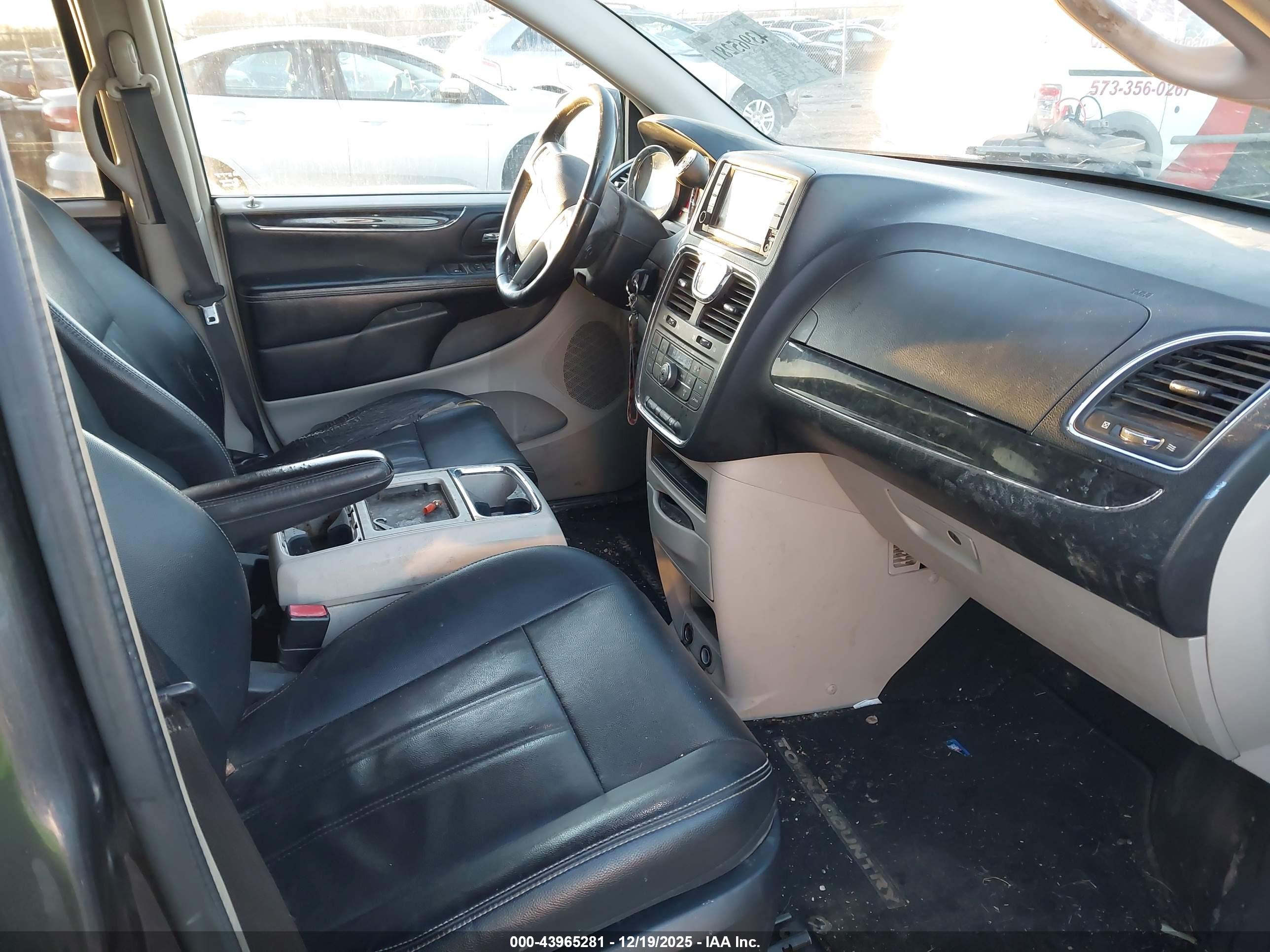 CHRYSLER TOWN image 5