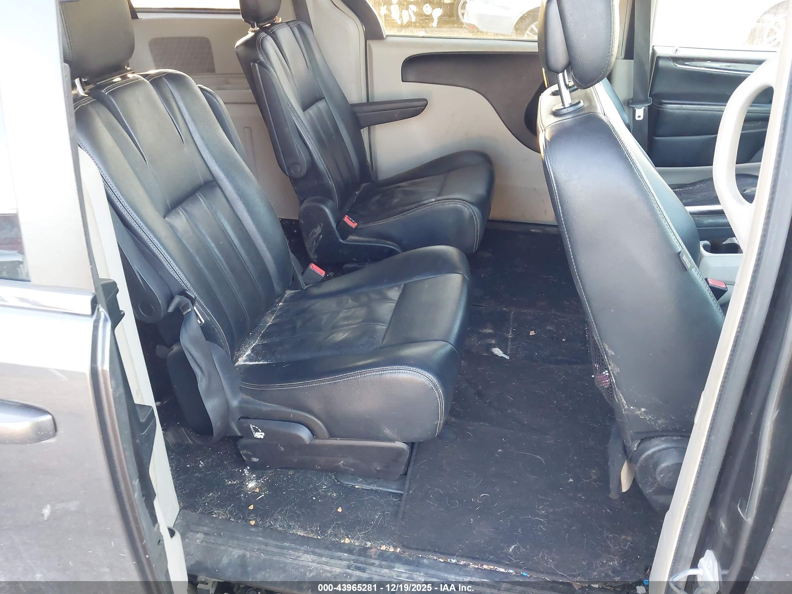 CHRYSLER TOWN image 8