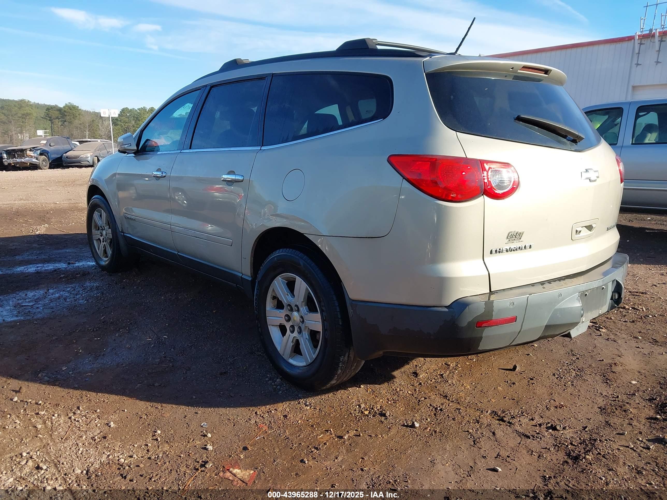 CHEVROLET TRAVERSE image 3