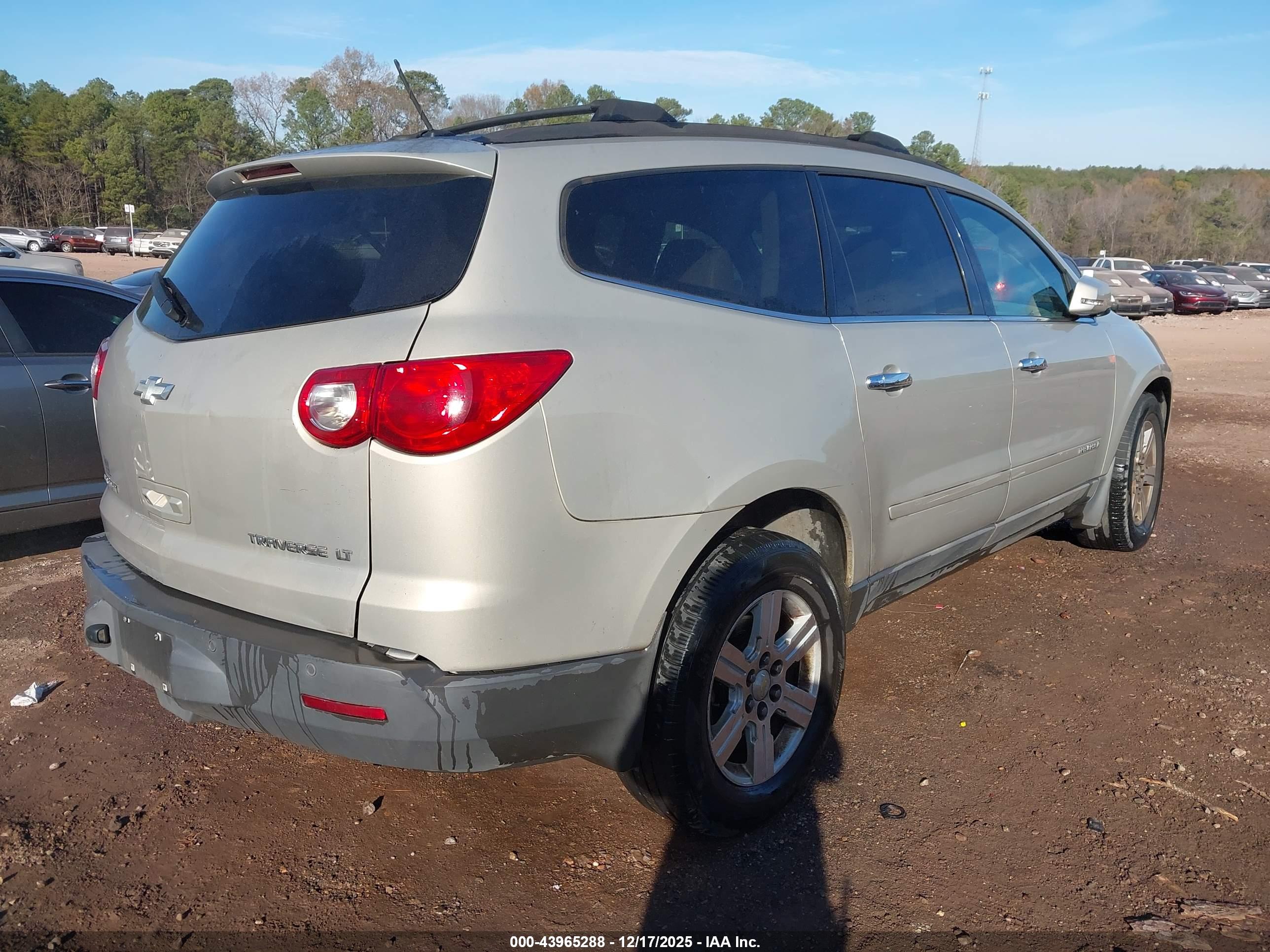 CHEVROLET TRAVERSE image 4