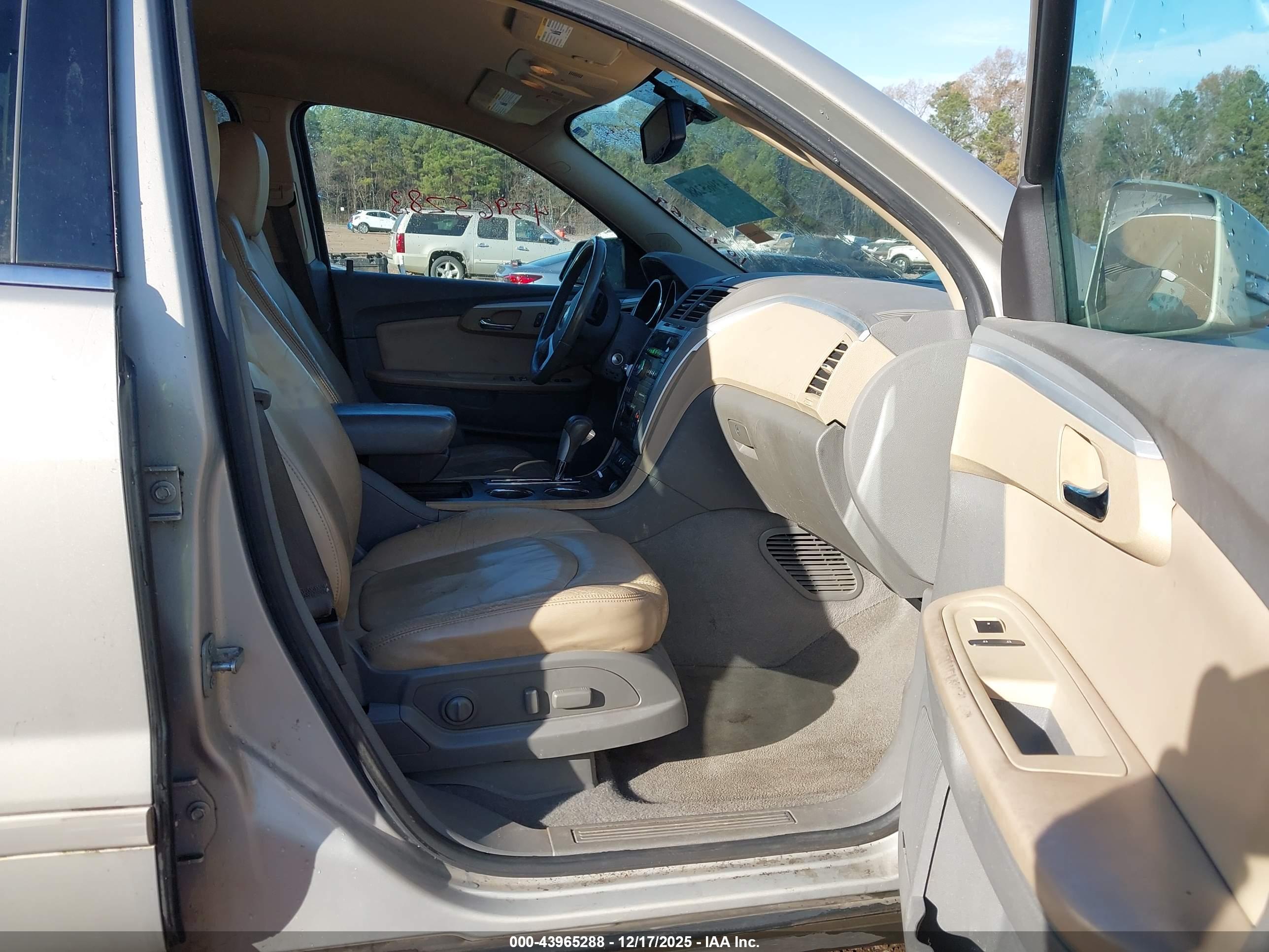 CHEVROLET TRAVERSE image 5