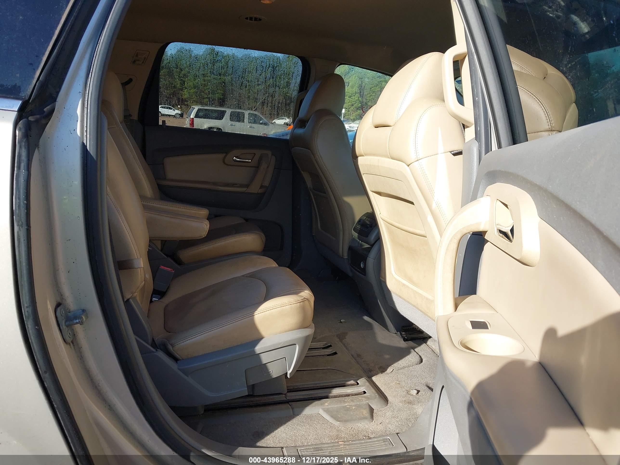 CHEVROLET TRAVERSE image 8