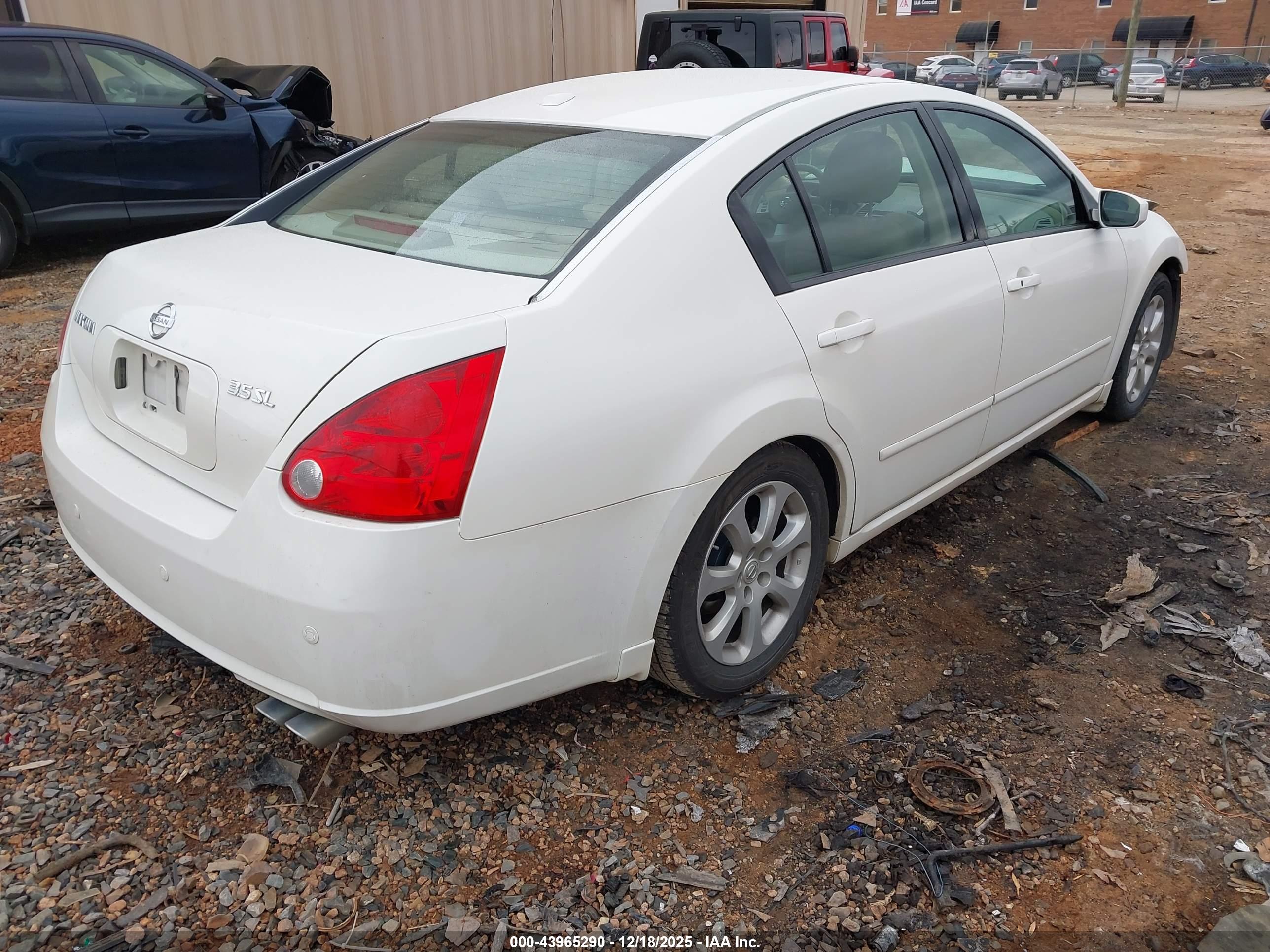 NISSAN MAXIMA image 4