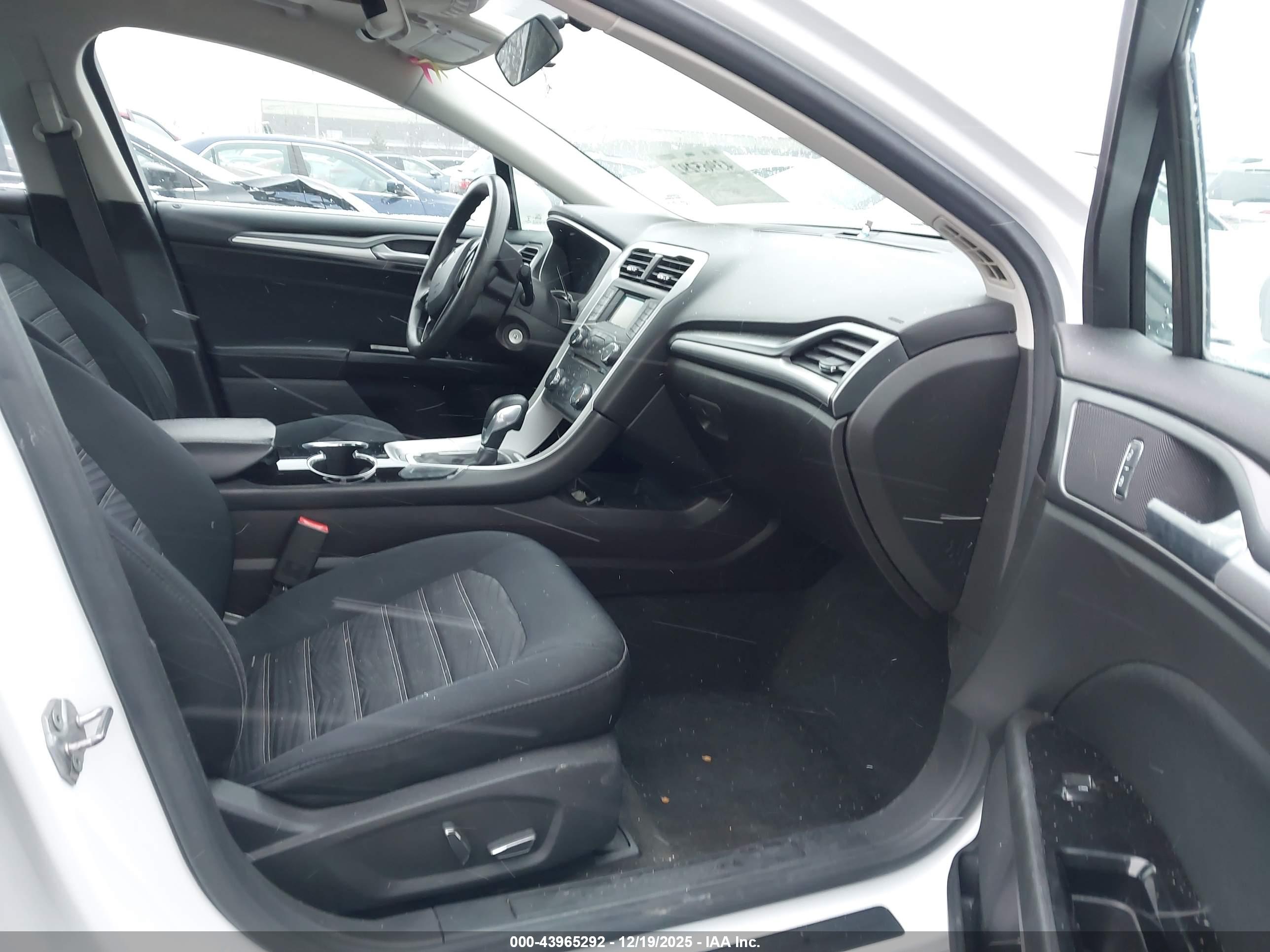 FORD FUSION image 5