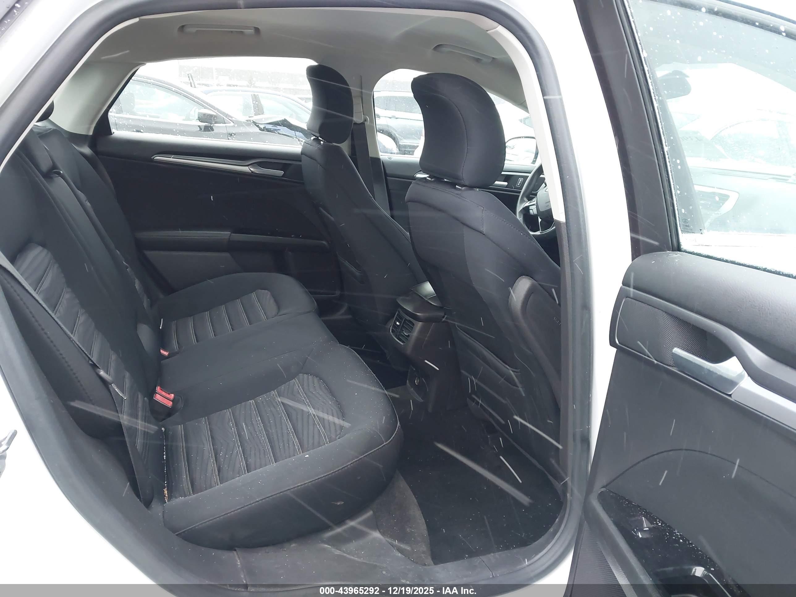 FORD FUSION image 8