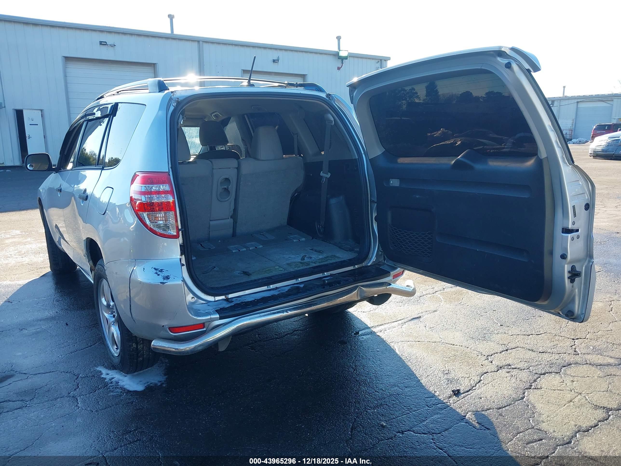 TOYOTA RAV4 image 3