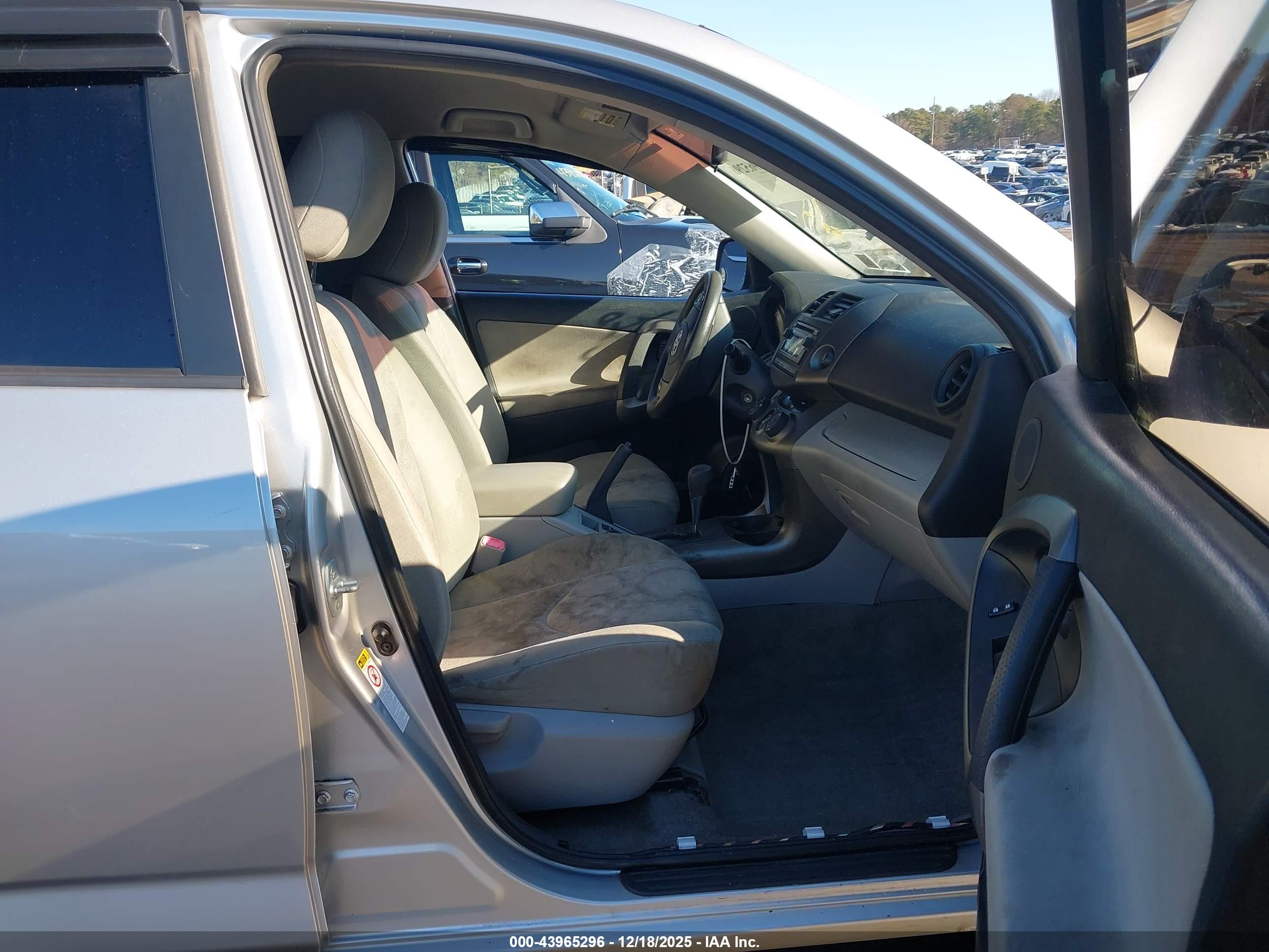 TOYOTA RAV4 image 5
