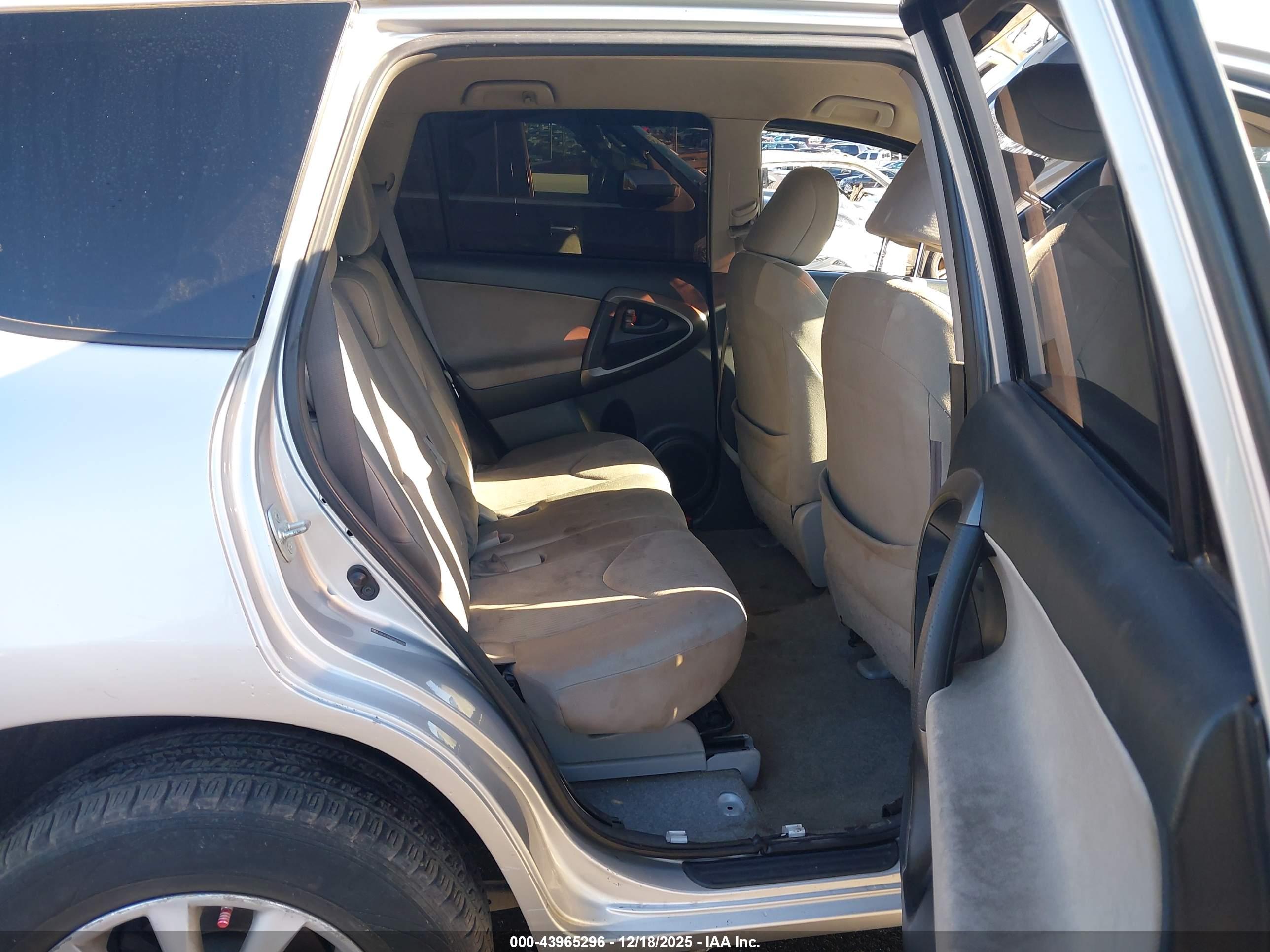 TOYOTA RAV4 image 8