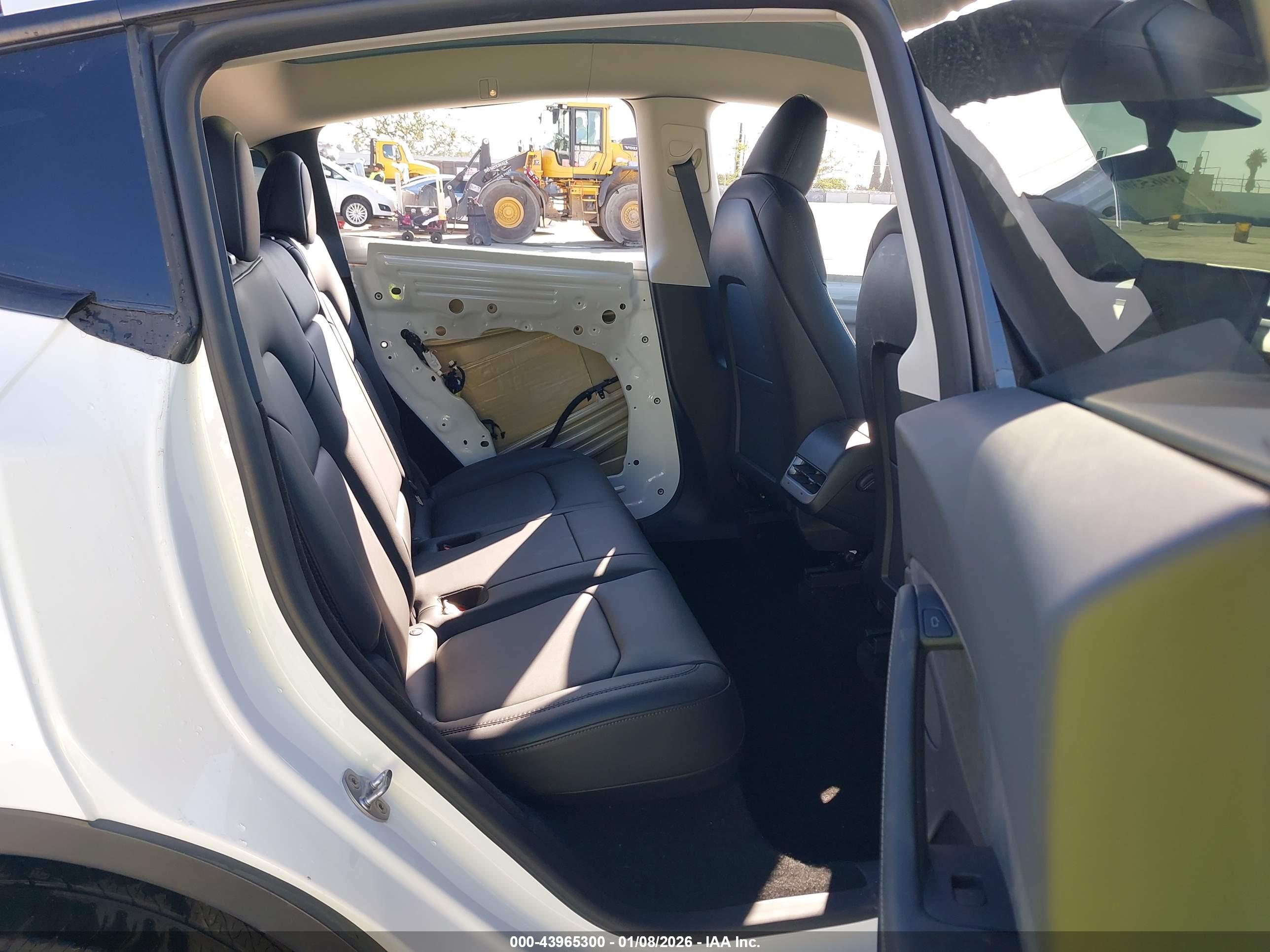 TESLA MODEL image 8