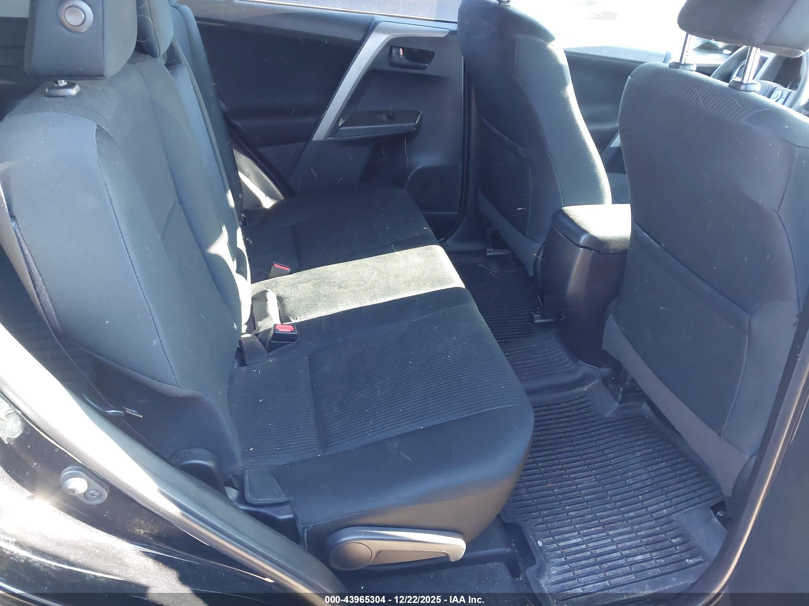 TOYOTA RAV4 image 8
