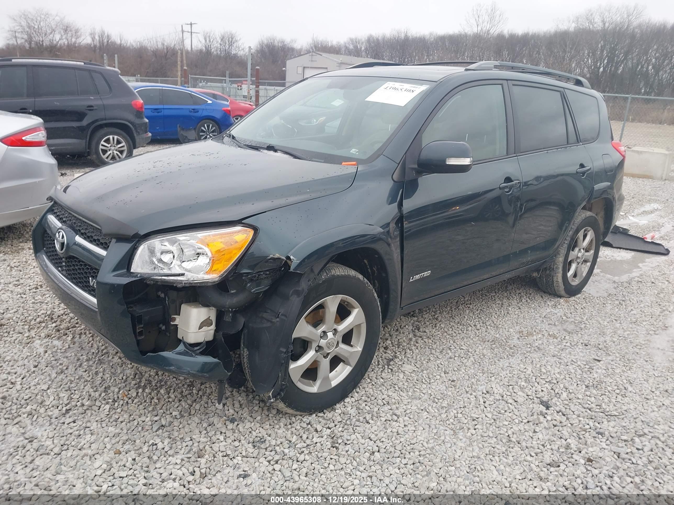 TOYOTA RAV4 image 2