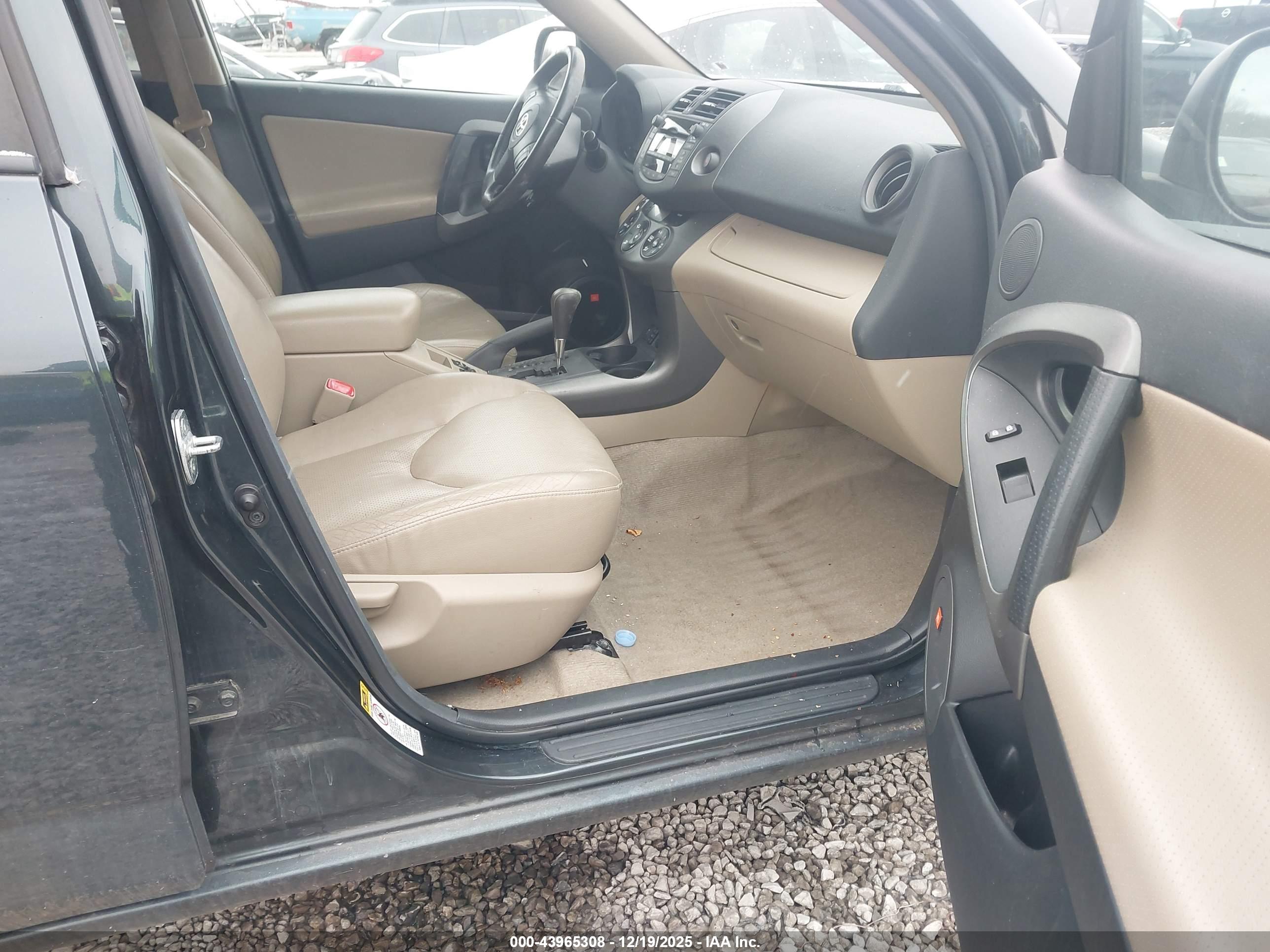 TOYOTA RAV4 image 5