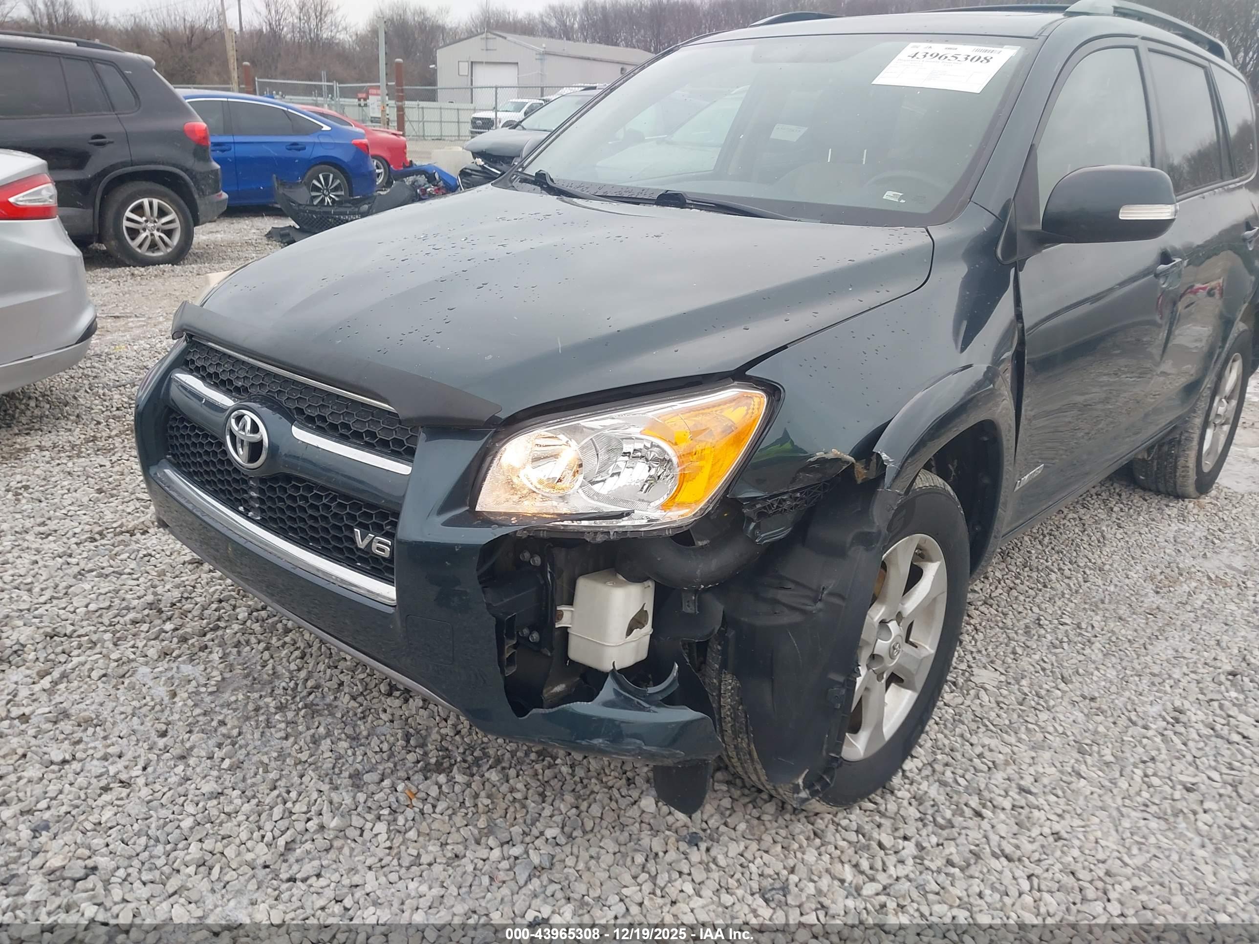 TOYOTA RAV4 image 6
