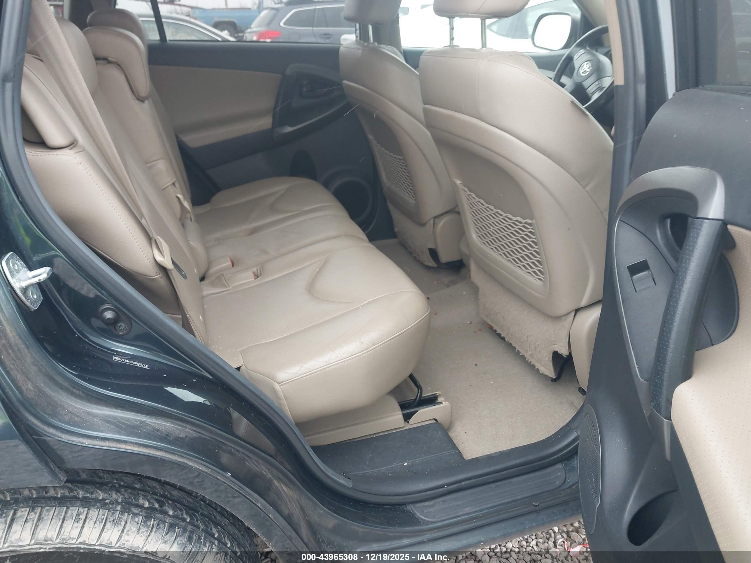 TOYOTA RAV4 image 8