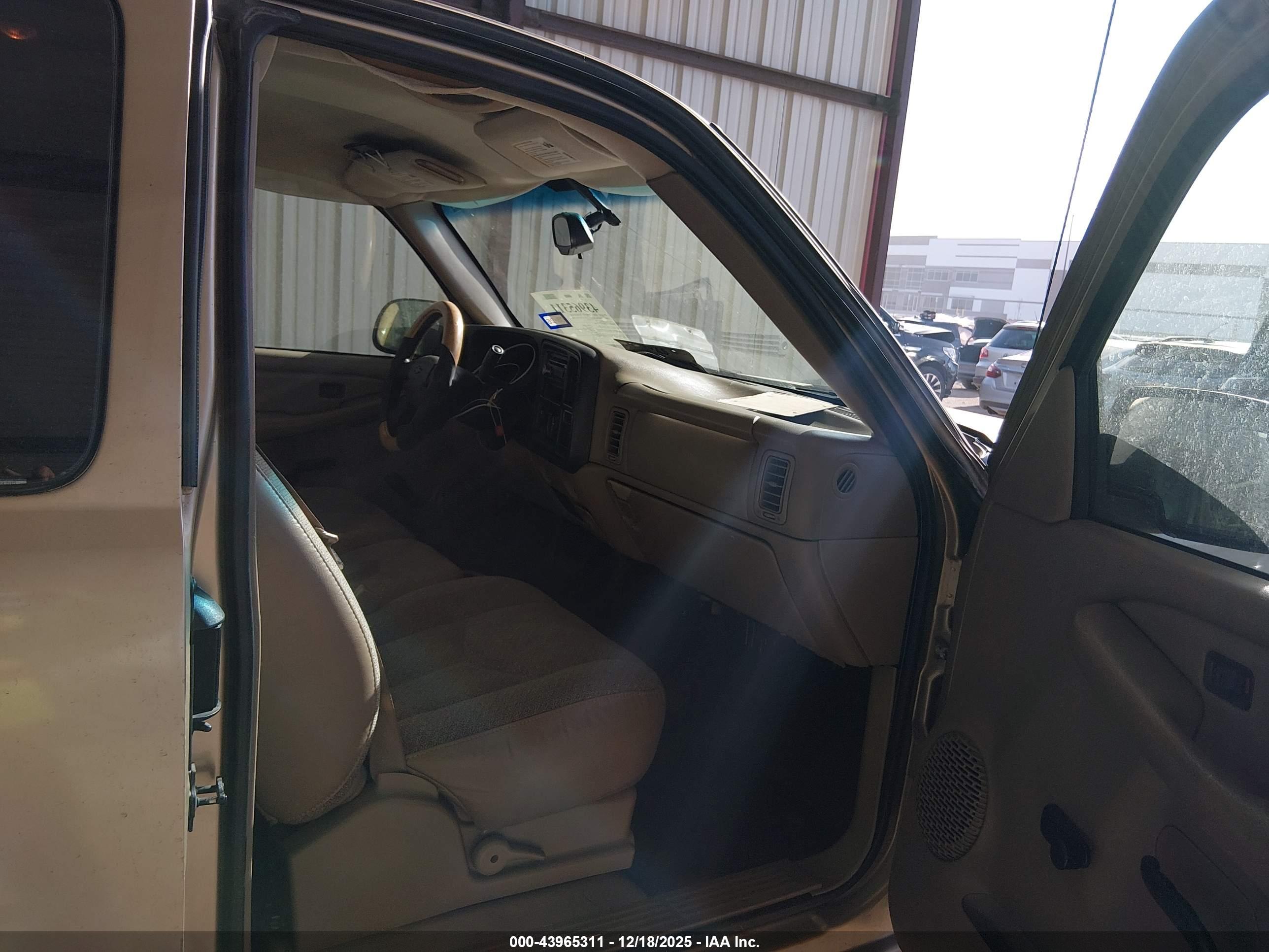 CHEVROLET SILVERADO image 5