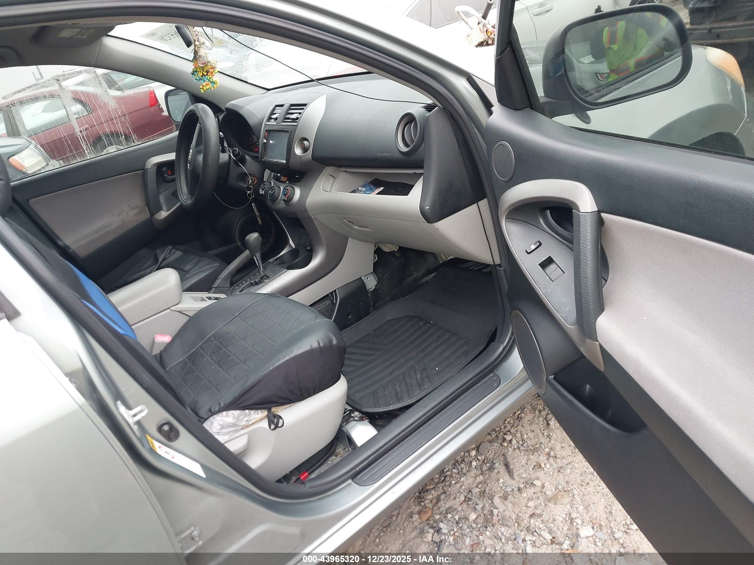 TOYOTA RAV4 image 5