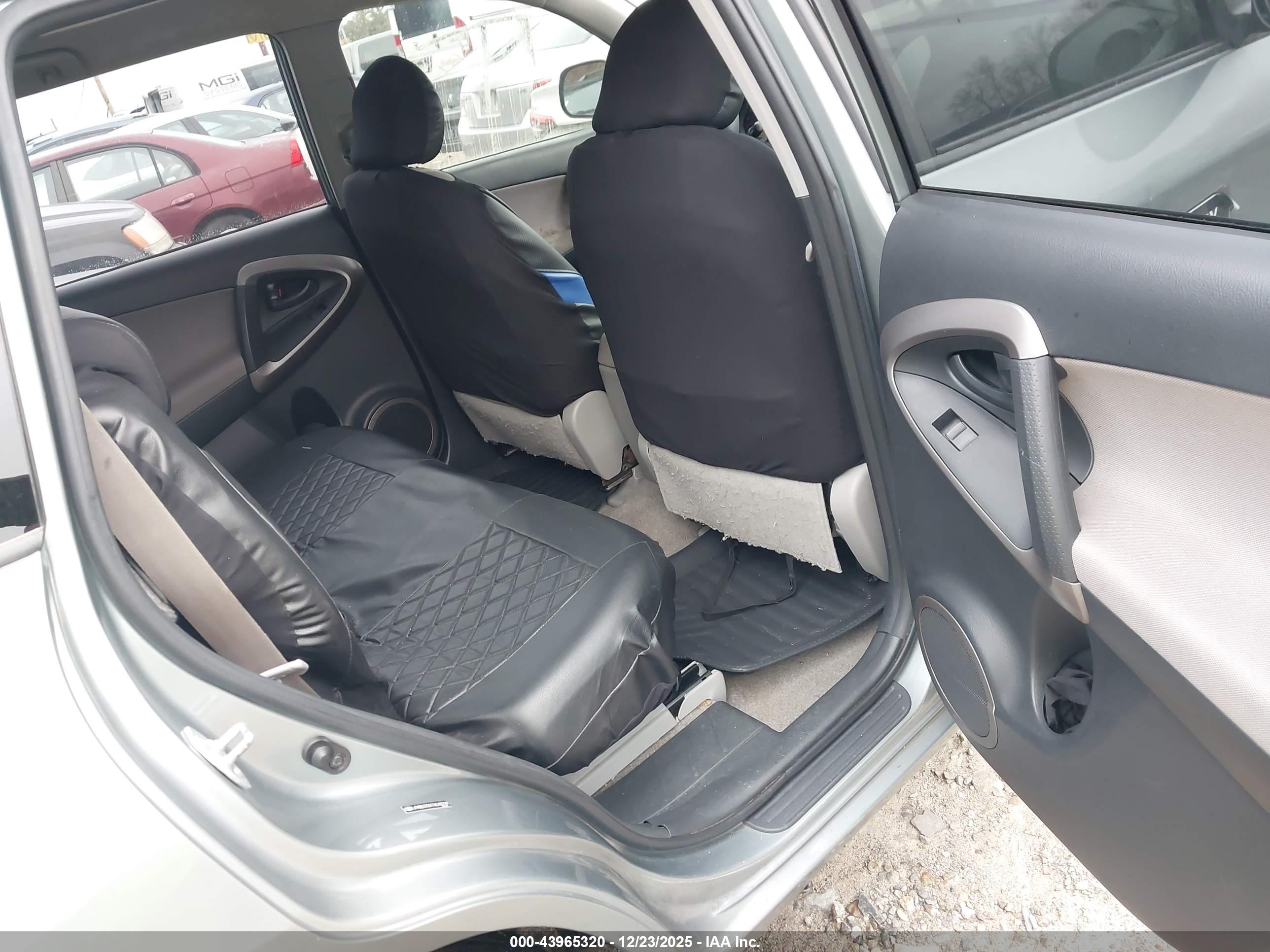 TOYOTA RAV4 image 8