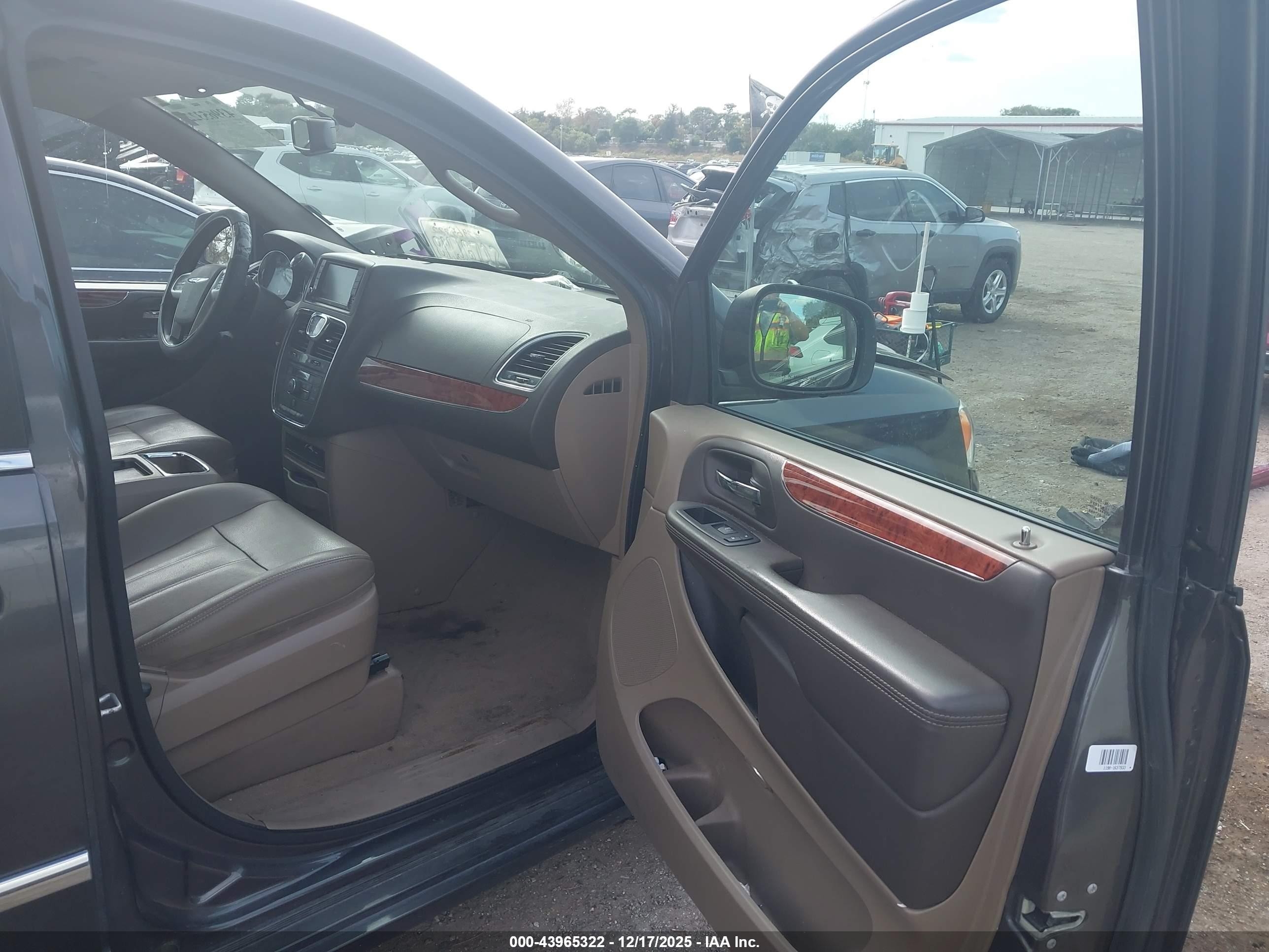 CHRYSLER TOWN image 5