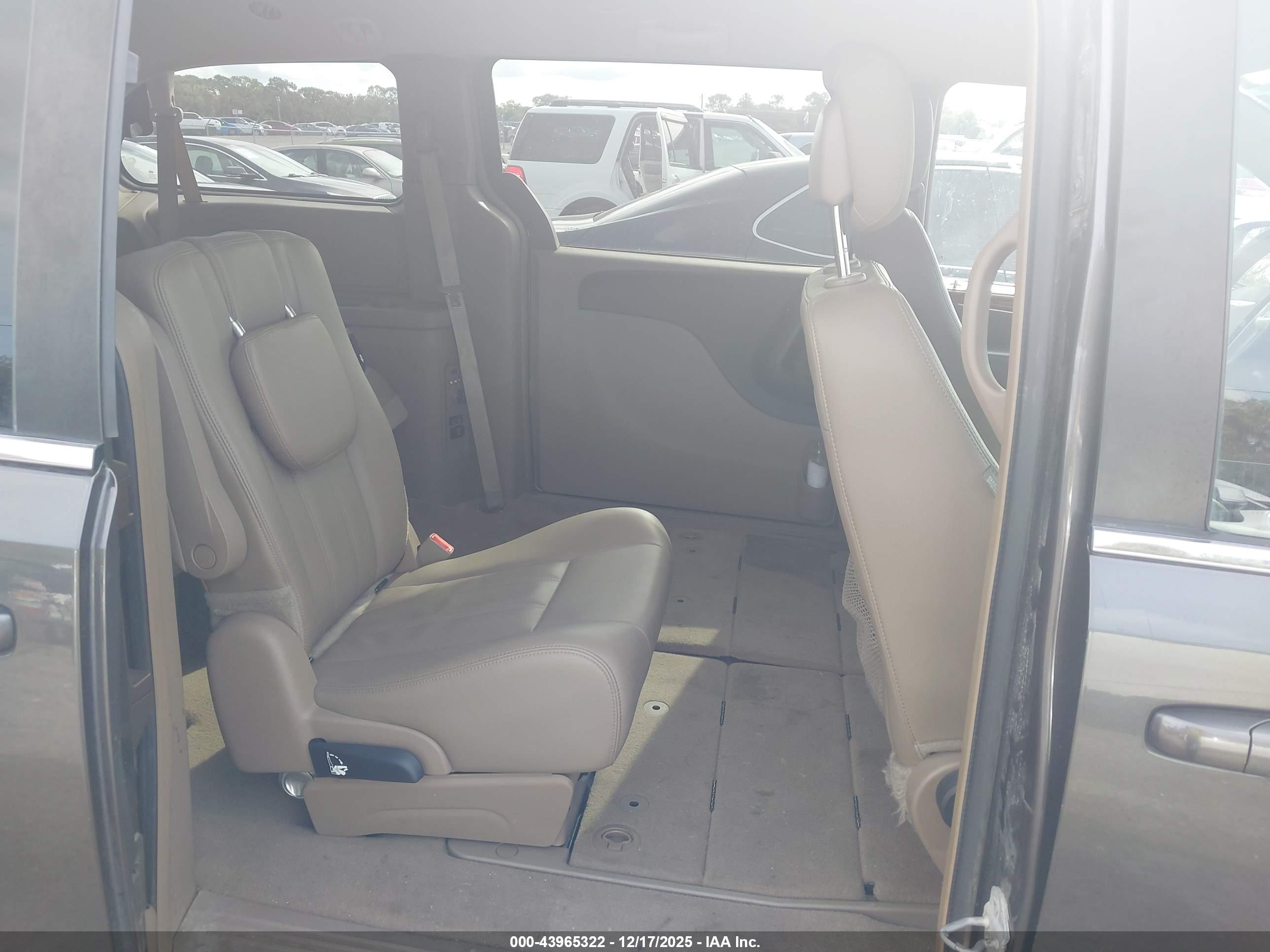 CHRYSLER TOWN image 8
