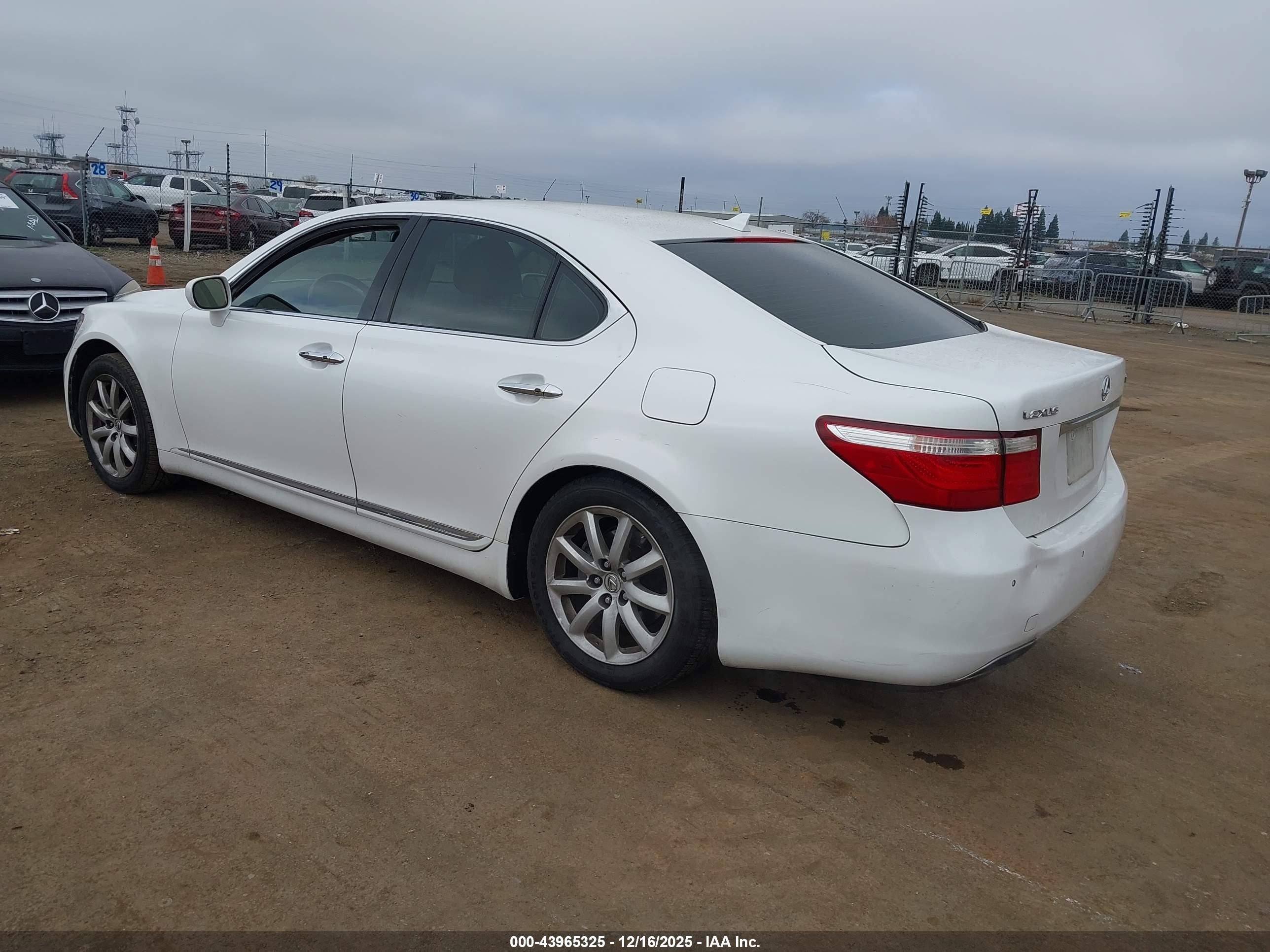 LEXUS LS image 3