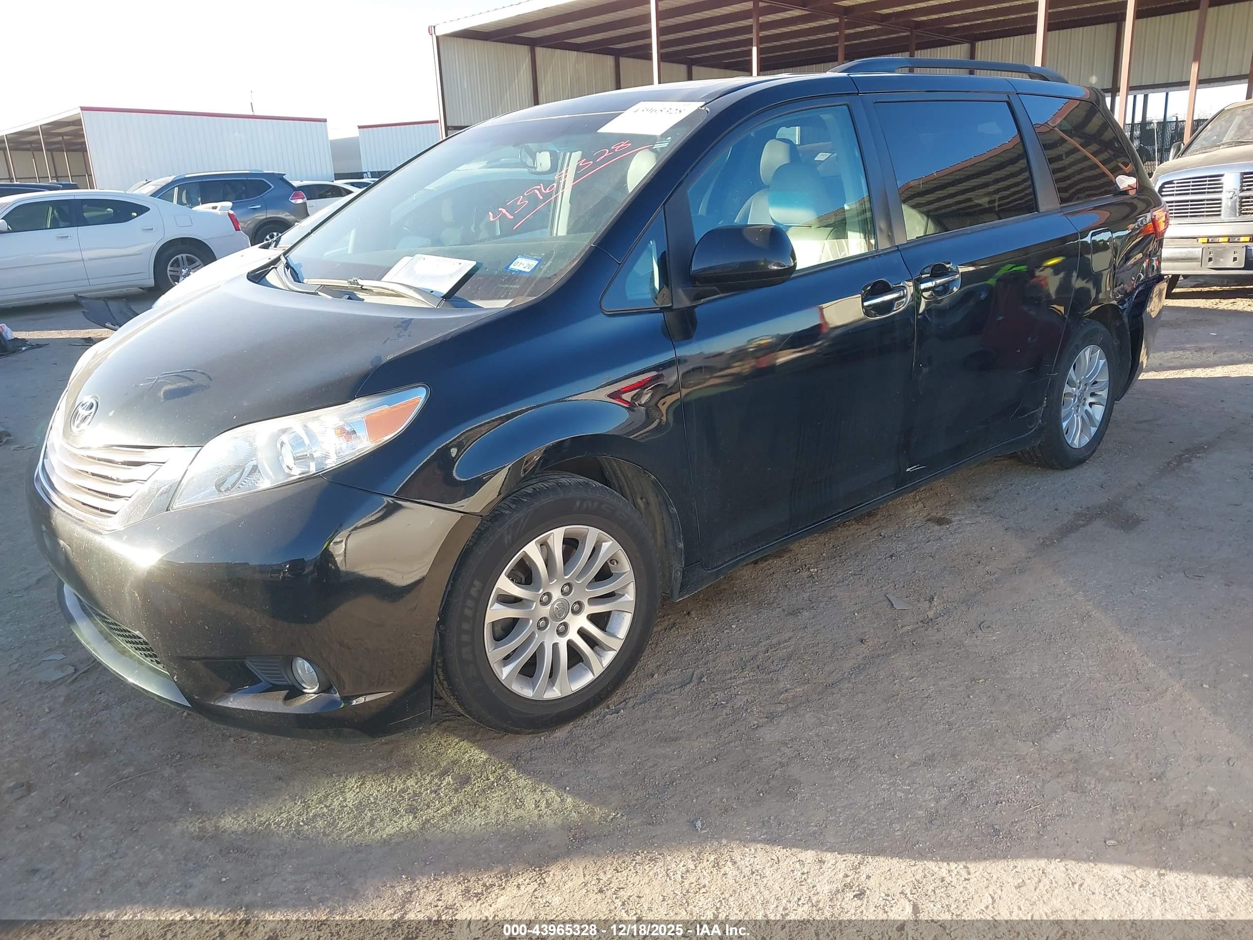 TOYOTA SIENNA image 2